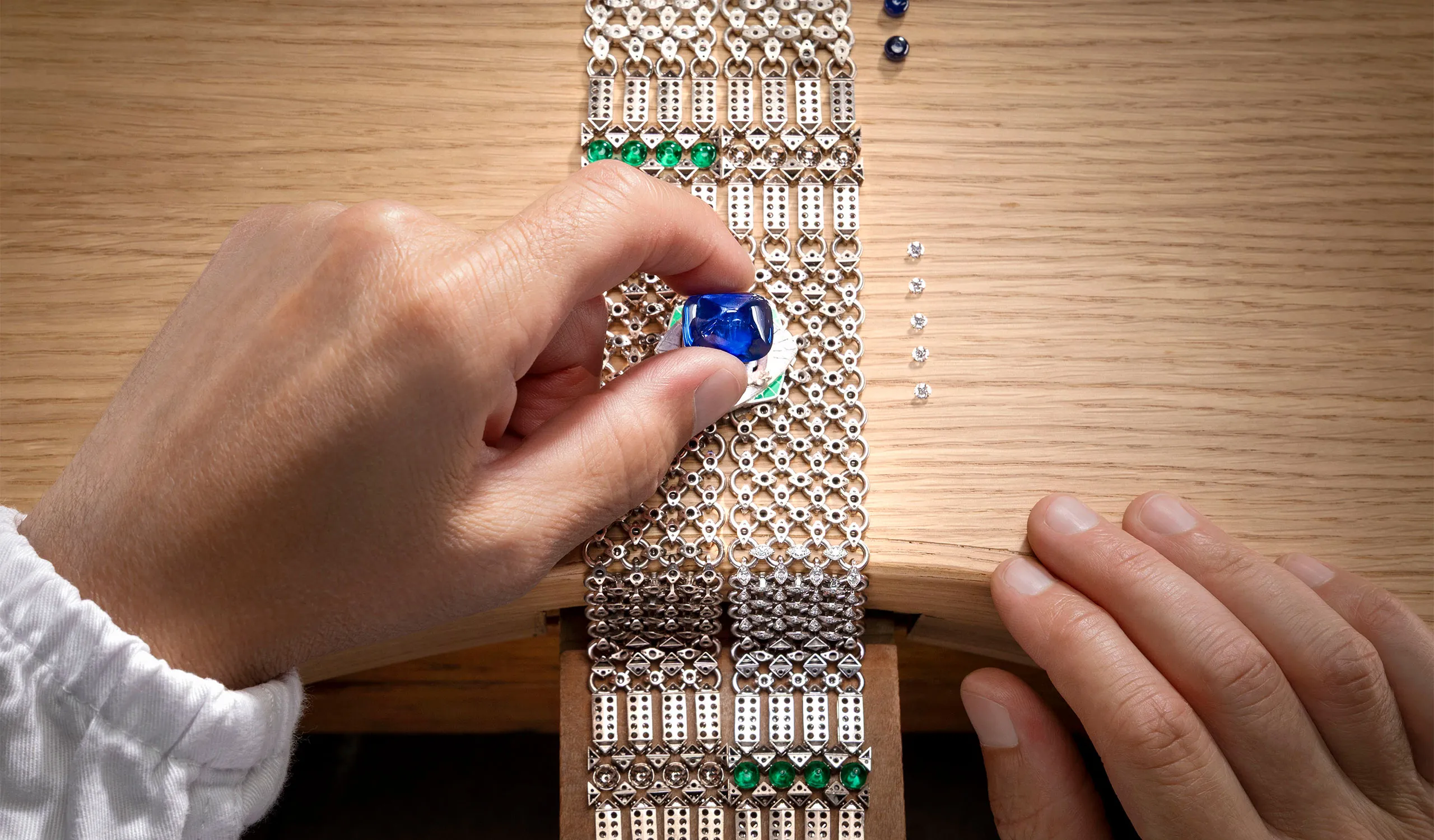 <p>The sapphire is set in a brooch, which can be worn separately or positioned almost anywhere on the Seres Scarf necklace</p>
<p> </p>