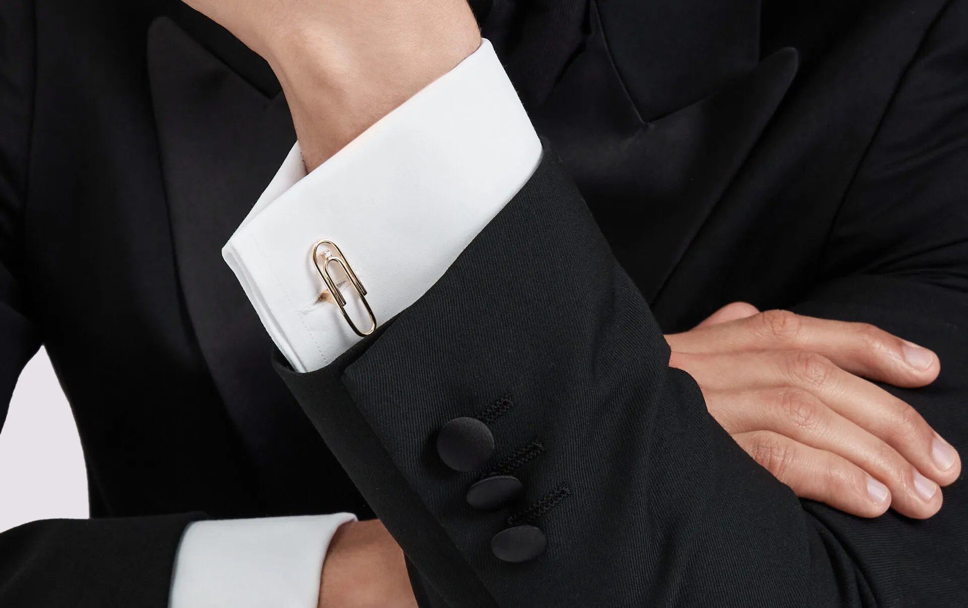 <p>NTERDI Clip cufflinks in 18k yellow gold with diamond accents</p>