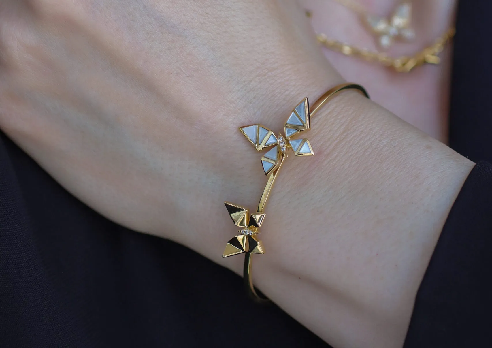 <p>NTERDI Vol O Vent bangle in 18k yellow gold with mother-of-pearl and diamonds</p>