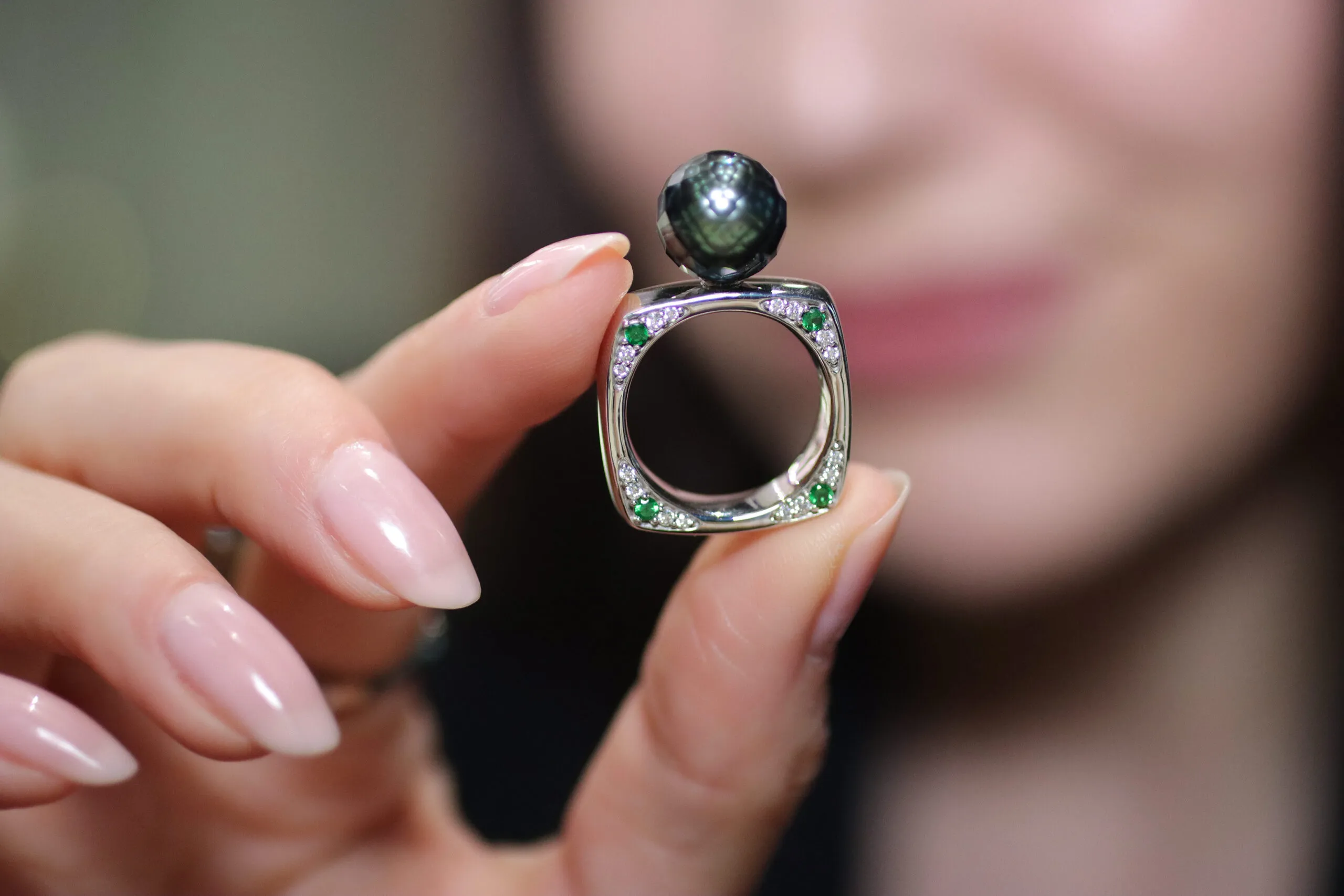 <p>Palm Beach Gems by Nicole Mila ring with a green Tahitian faceted pearl of 11.50 mm, accented with diamonds and tsavorite garnets in 14k white gold</p>