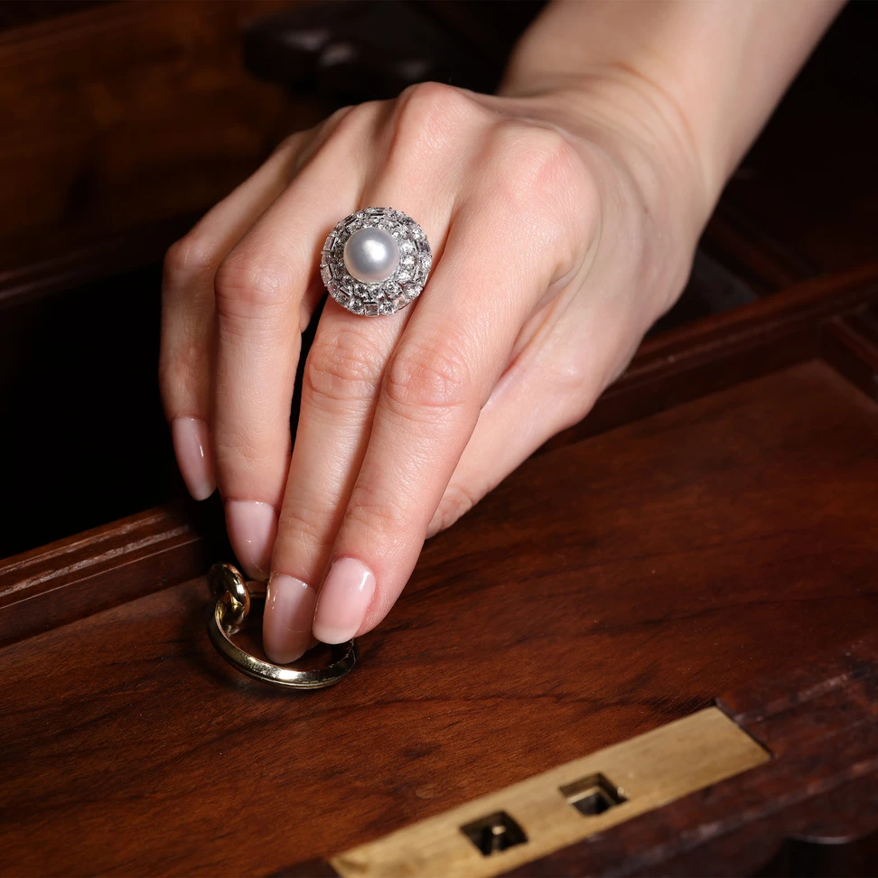 <p>This ring showcases a natural saltwater pearl weighing 32.03 chow</p>