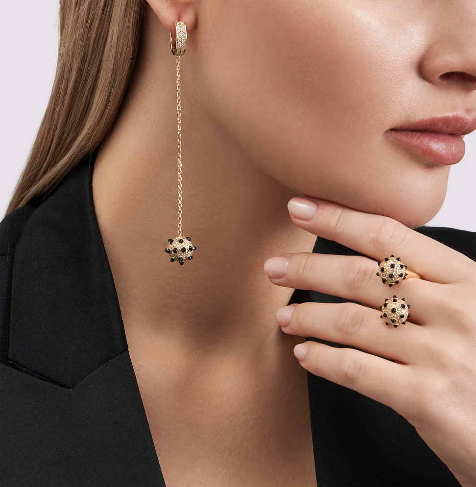 <p>The Gladiator drop earrings and ring in 18k yellow gold, rubber, diamonds and black onyx</p>