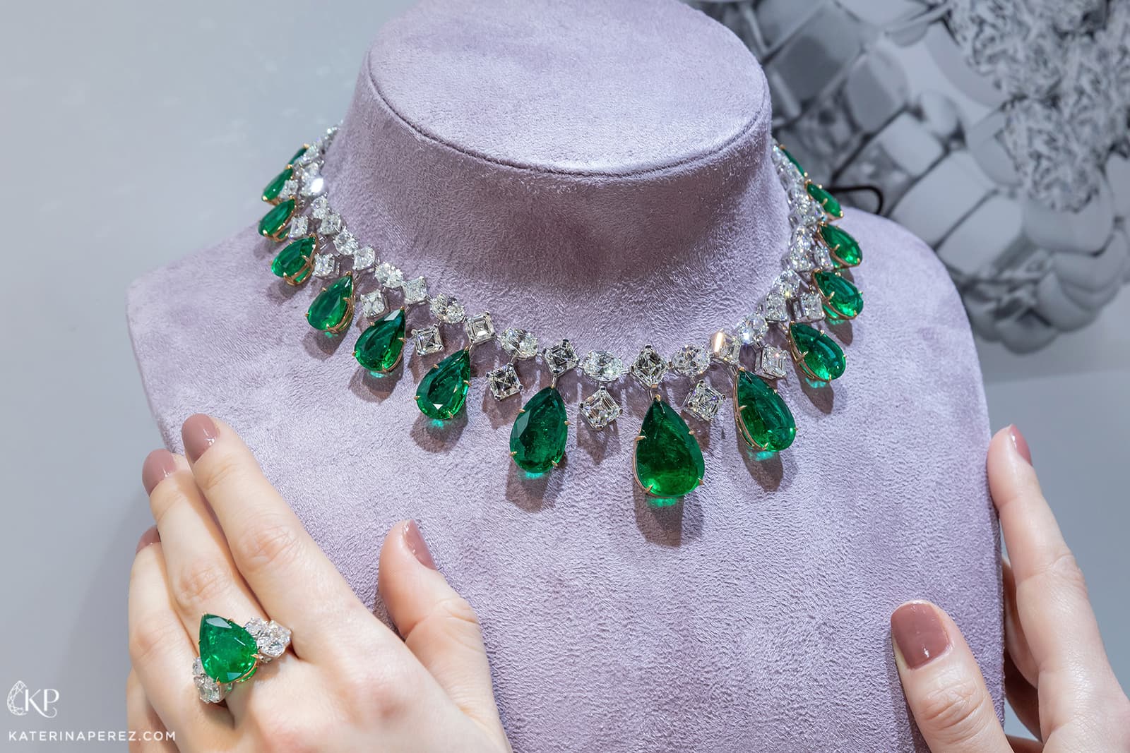 Luvor necklace with 125.70 carats of Colombian emeralds and diamonds in white gold, alongside an emerald and diamond ring
