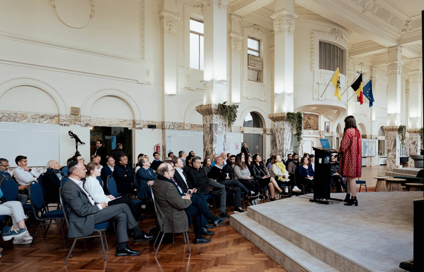 Katerina Perez hosted her social media talk for diamantaires in the trading hall of the Antwerp Diamond Bourse