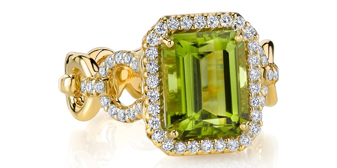 Ring with peridot and diamonds in yellow gold