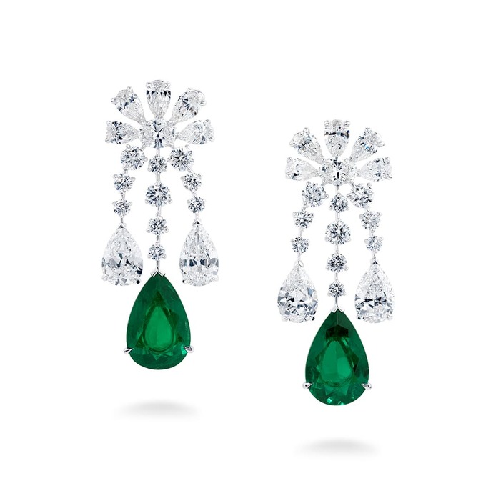 Gardenia earrings with two pear-cut Colombian emeralds of 20 carats, alongside 26 carats of pear, round and oval-cut white diamonds, set in 18k white gold