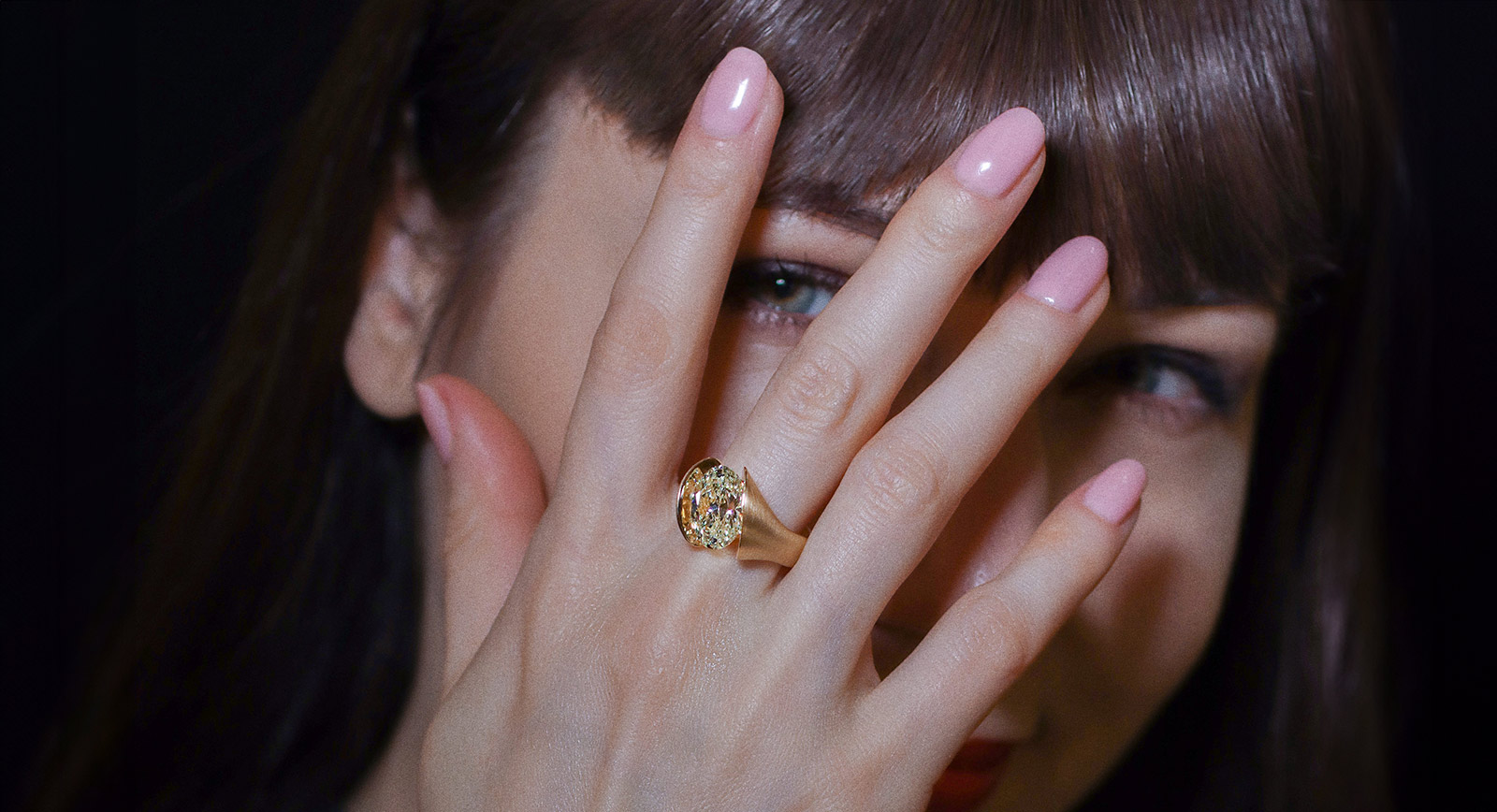  Katerina Perez wears the Schaffrath Calla Fantasie ring in 18k yellow gold with a 0.70 carat oval-cut yellow diamond