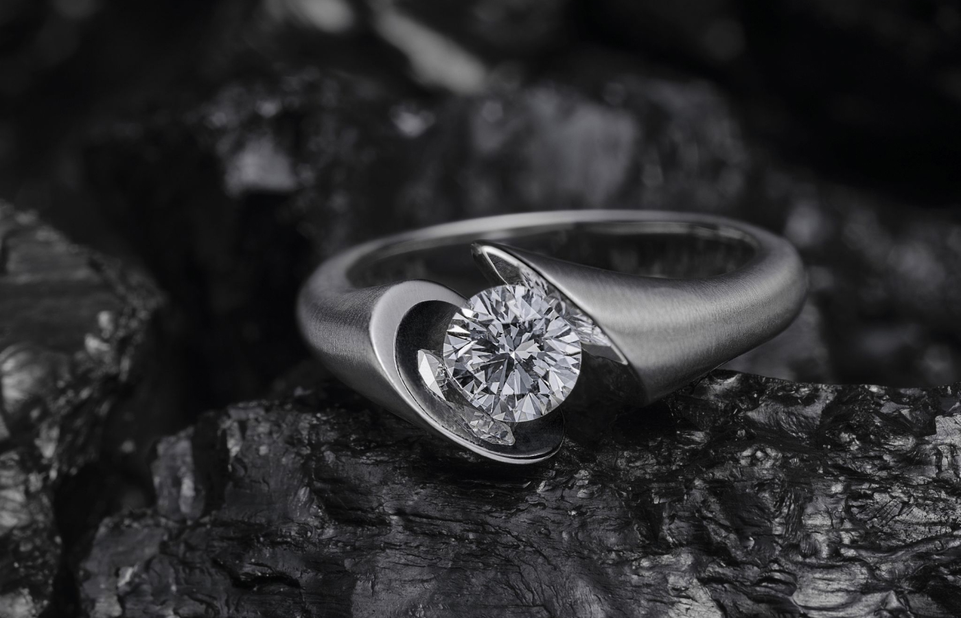 Schaffrath Calla ring with a 0.70 carat round brilliant-cut diamond in 18k white gold 