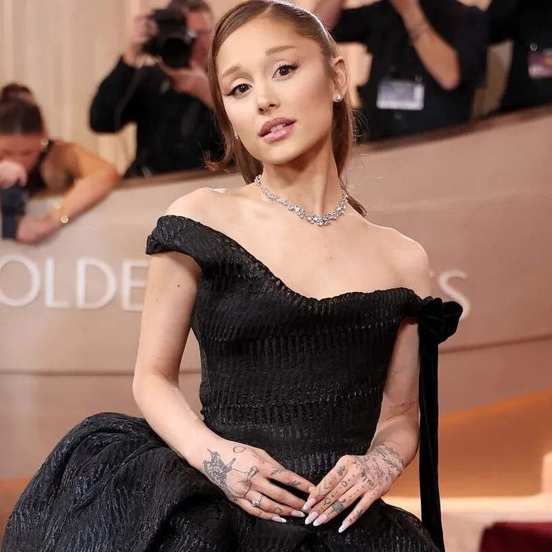 <p>Ariana Grande also opted for a classic look in Swarovski jewellery</p>