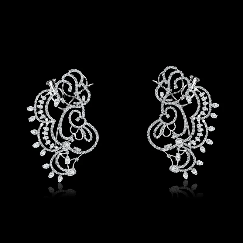 <p>Lace & Diamond earrings in 18k white gold</p>