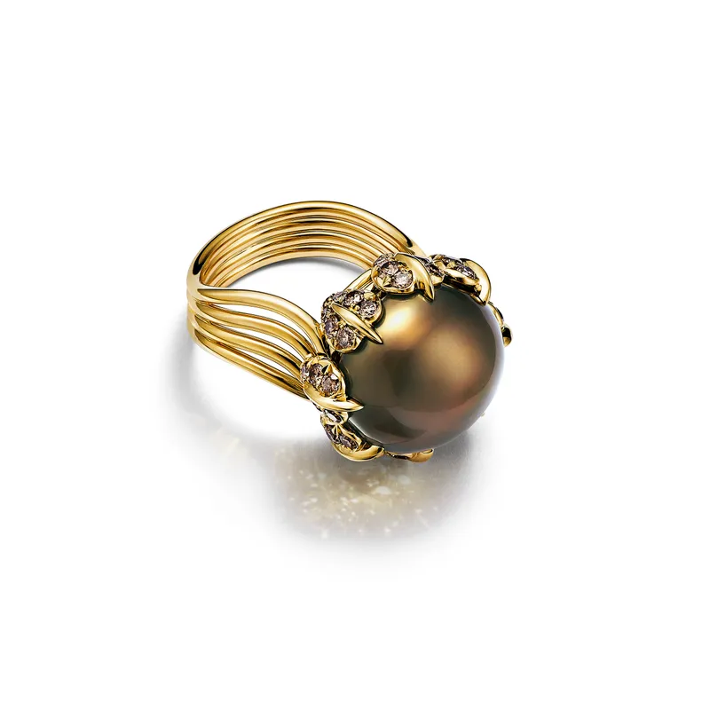 <p>Tiffany & Co. Bird on a Pearl high jewellery ring in 18k yellow gold with a yellow brown button natural saltwater pearl of 12.26 carats and Fancy Brown diamonds</p>