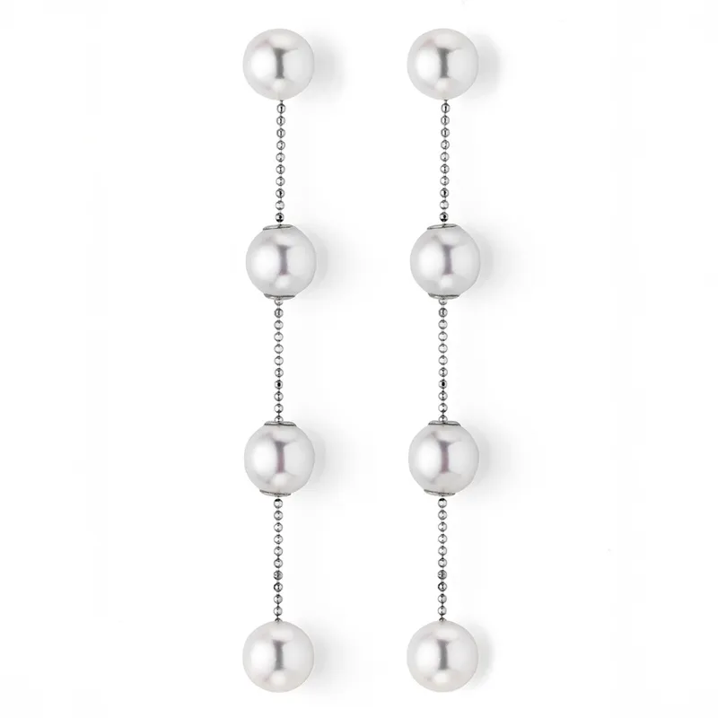 <p>Pearl drop earrings in 18K white gold, worn by Mindy Chen in season 5</p>