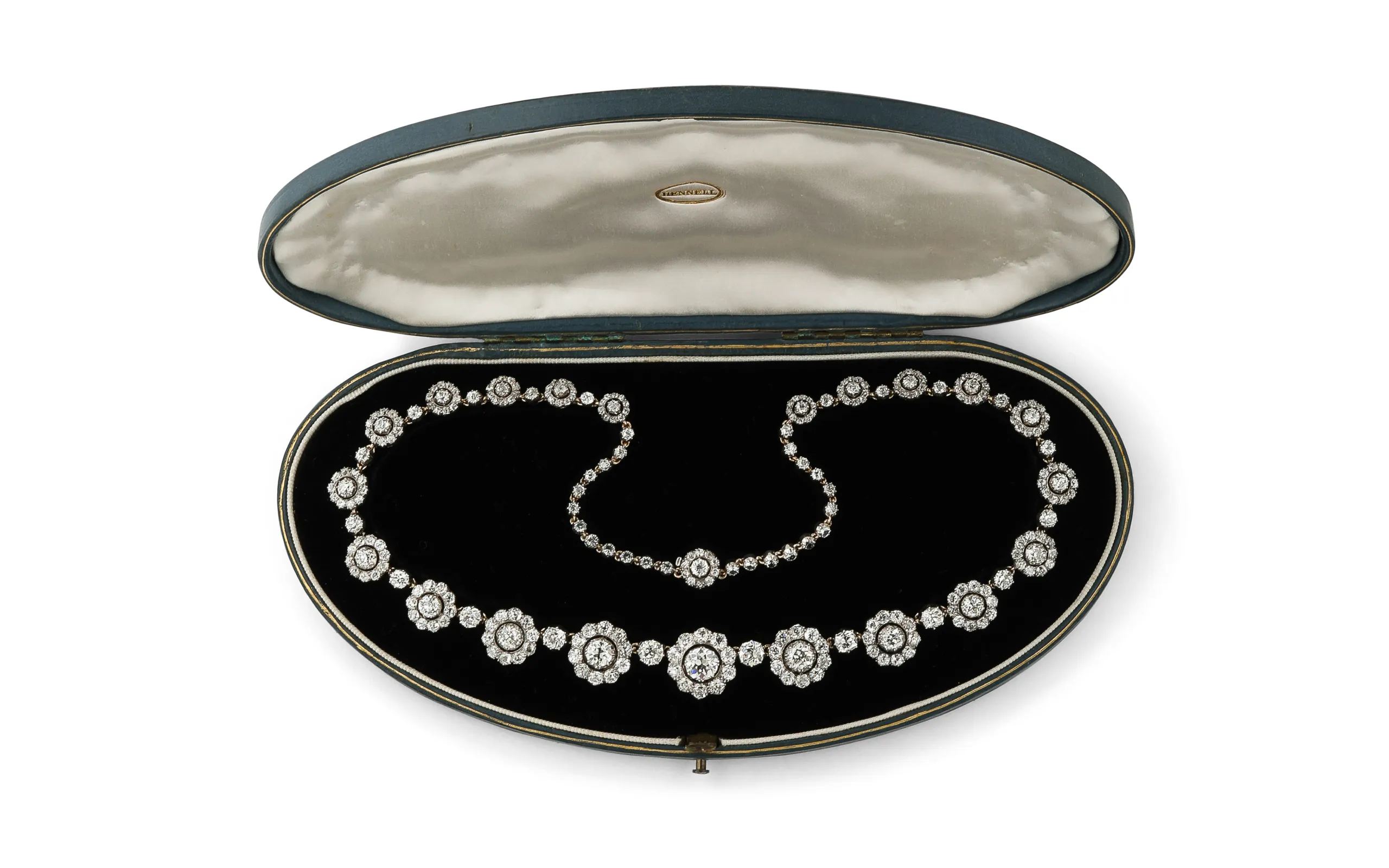 A La Vieille Russie will present this diamond cluster necklace set in platinum and gold (c. 1900) at TEFAF Maastricht 2025