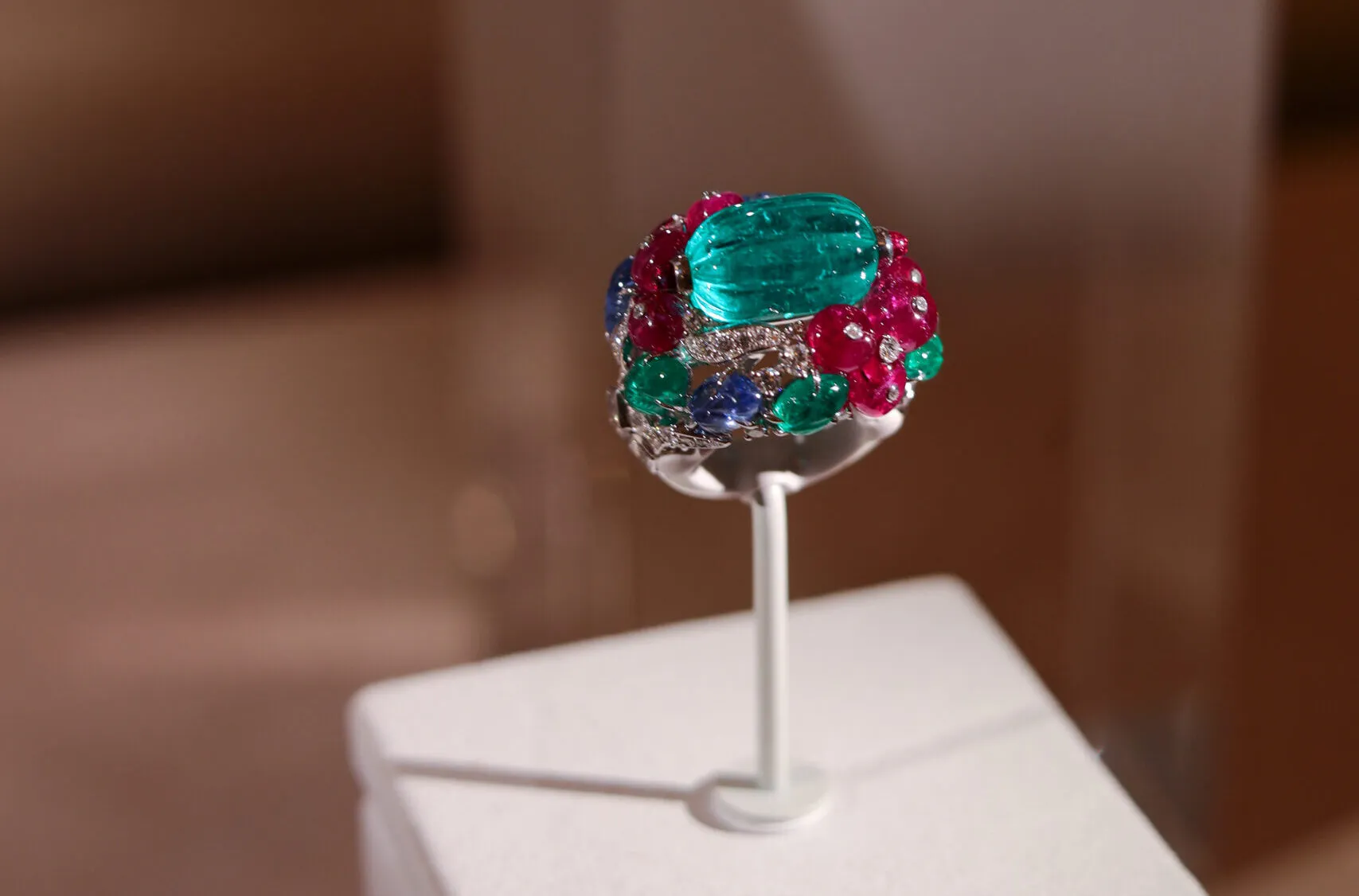 Cartier Nature Sauvage High Jewellery ring in platinum with a carved emerald, sapphires, rubies and diamonds