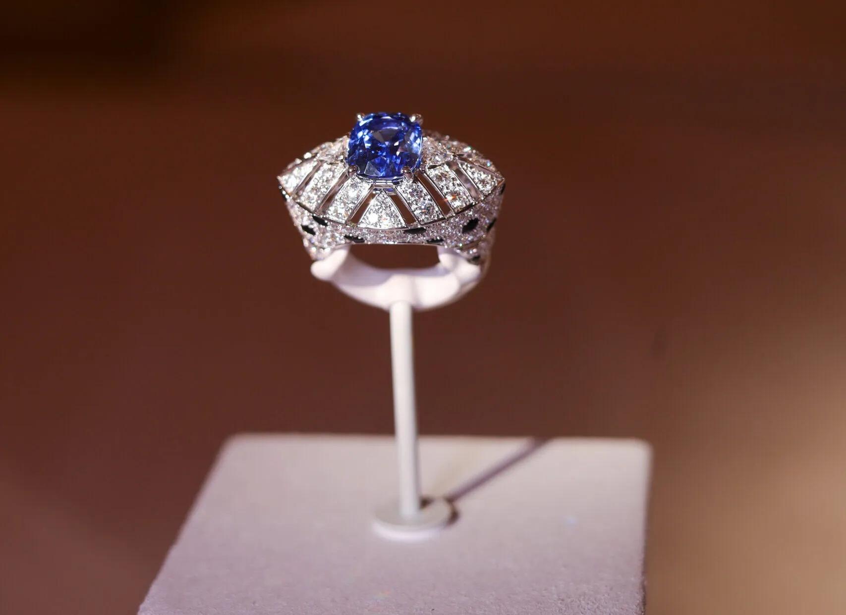 Cartier Nature Sauvage High Jewellery ring in 18k white gold with sapphires, emeralds, onyx and diamonds 
