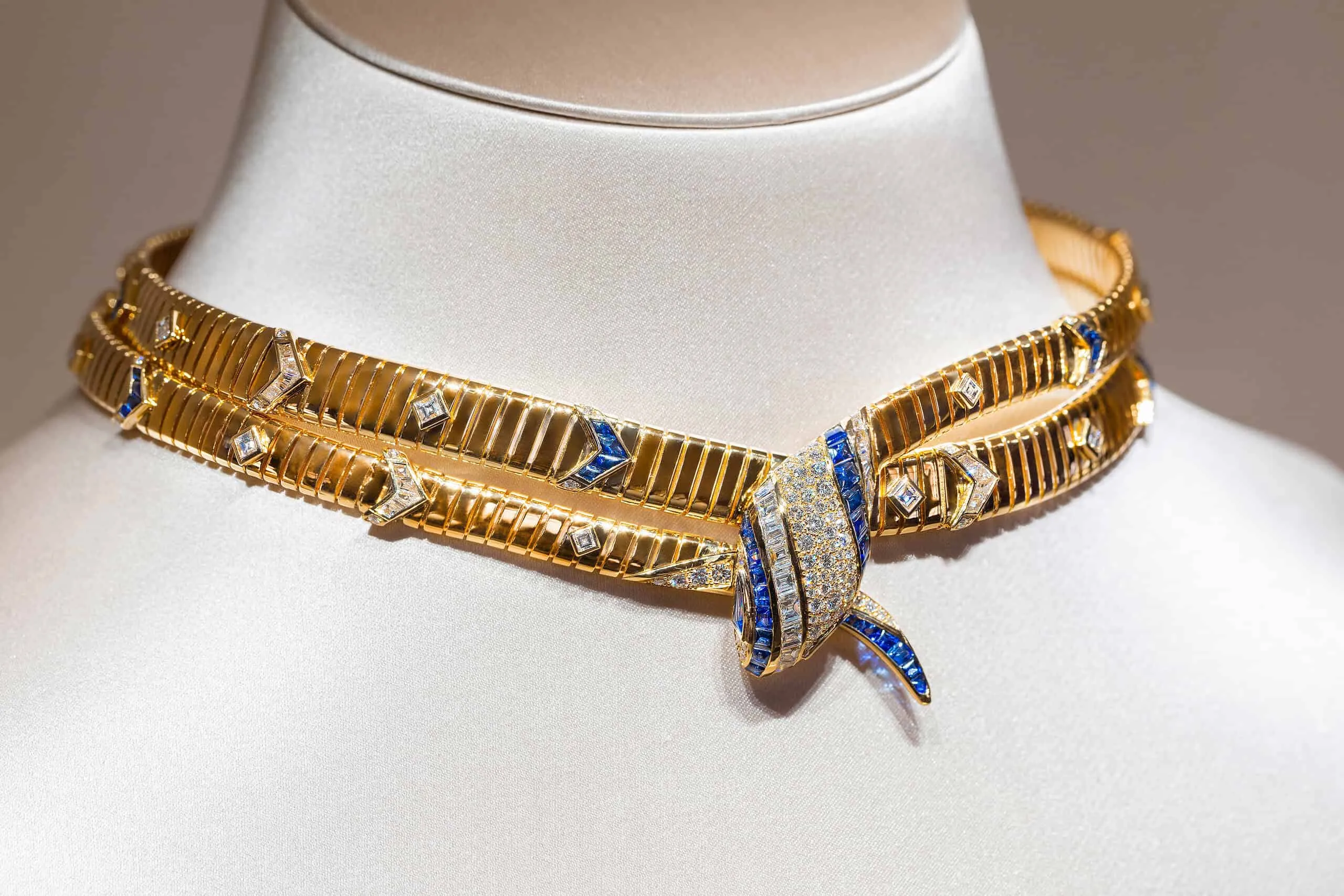 Bvlgari Serpenti High Jewellery necklace with blue sapphires and diamonds in yellow gold, on display at the Bvlgari Serpenti Infinito exhibition in Shanghai 