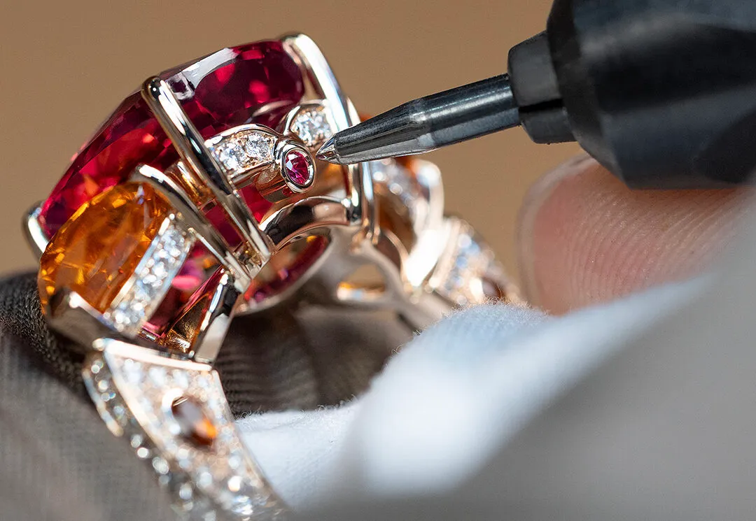 Placing the iconic ruby in this House of Gübelin Classics spinel cocktail ring with a Tanzanian purplish-red spinel of over 9 carats, two mandarin garnets and brilliant-cut diamonds in red gold