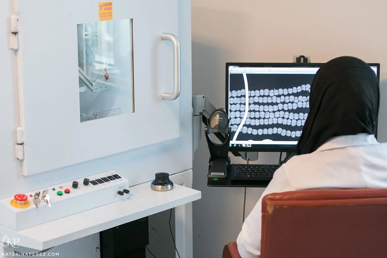 <p>Pearls are placed in an X-Ray machine at DANAT Institute, with the results shown on screen</p>