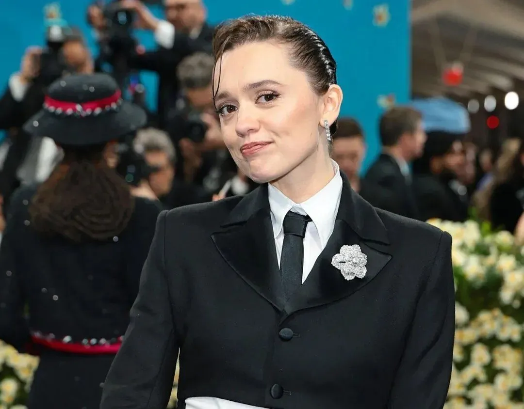 White Lotus star Aimee Lou Wood paired her tailored Ahluwalia suit with a floral diamond brooch by Cartier