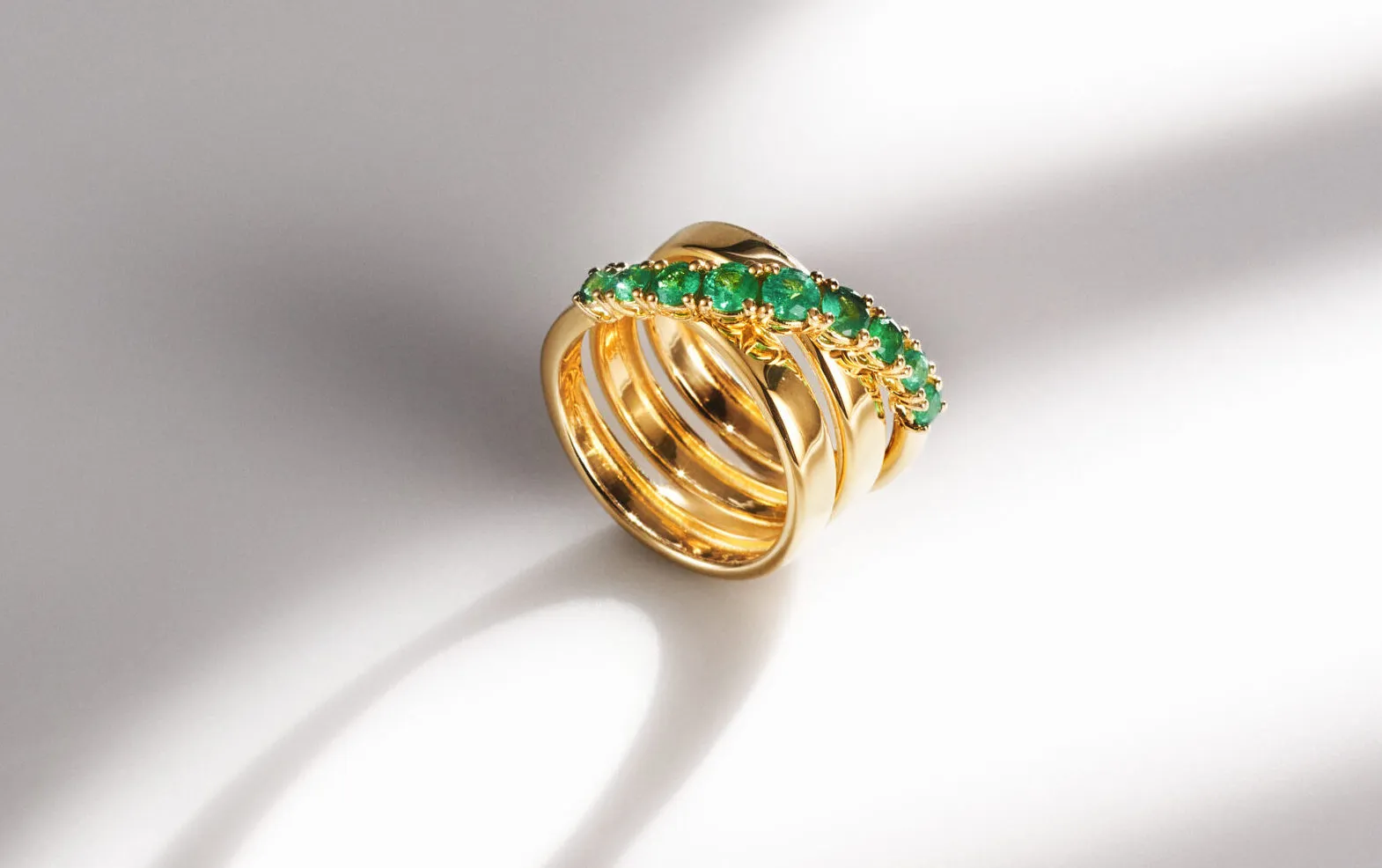 Aponine Twirl ring with 0.93 carats of emerald in 18k yellow gold 