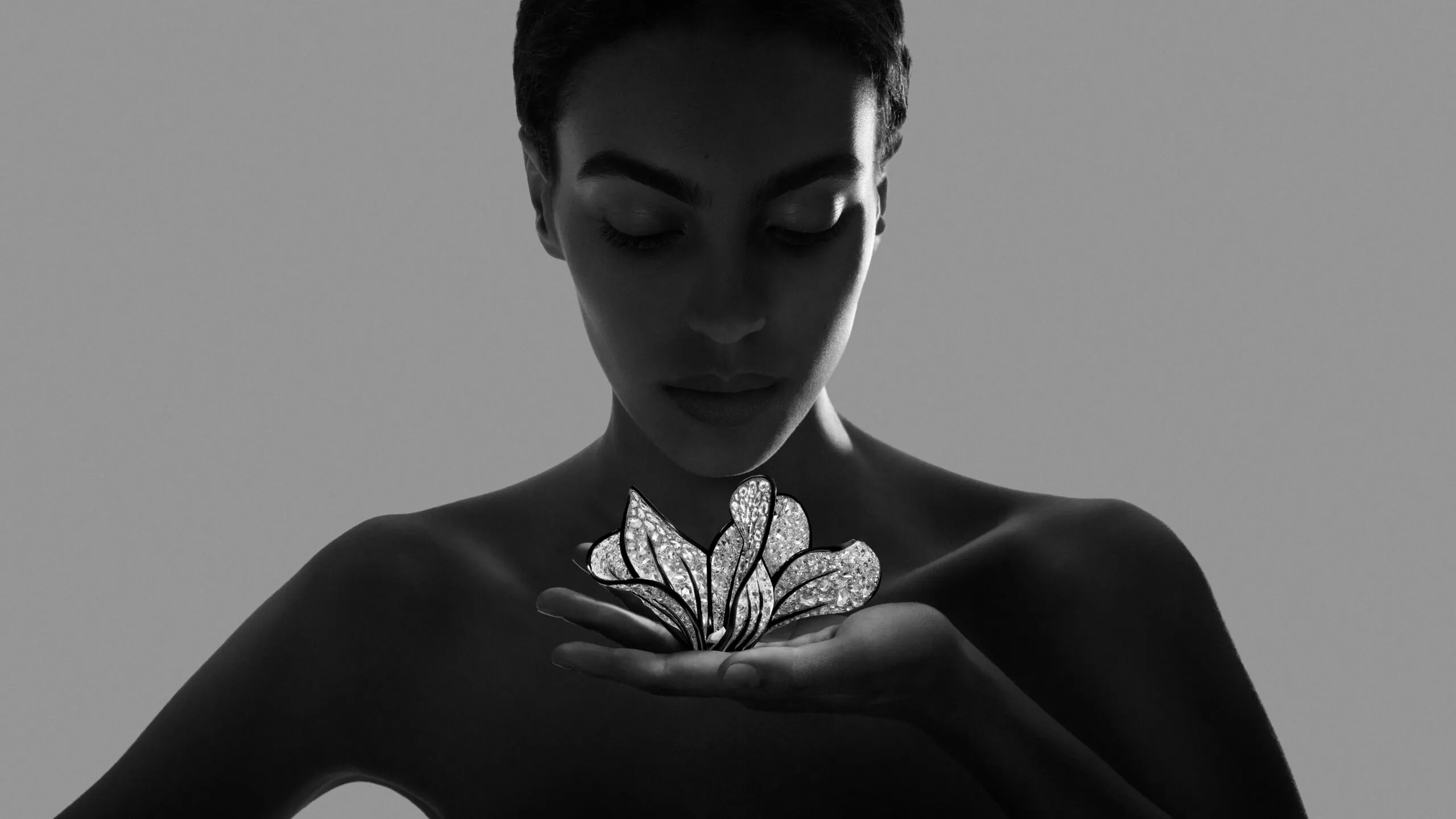 Cyclamen transformable brooch-bracelet from Composition No.4 of the Boucheron Impermanence High Jewellery collection, crafted in white gold, 700 rose-cut diamonds, round brilliant-cut diamonds, black lacquer, and rock crystal