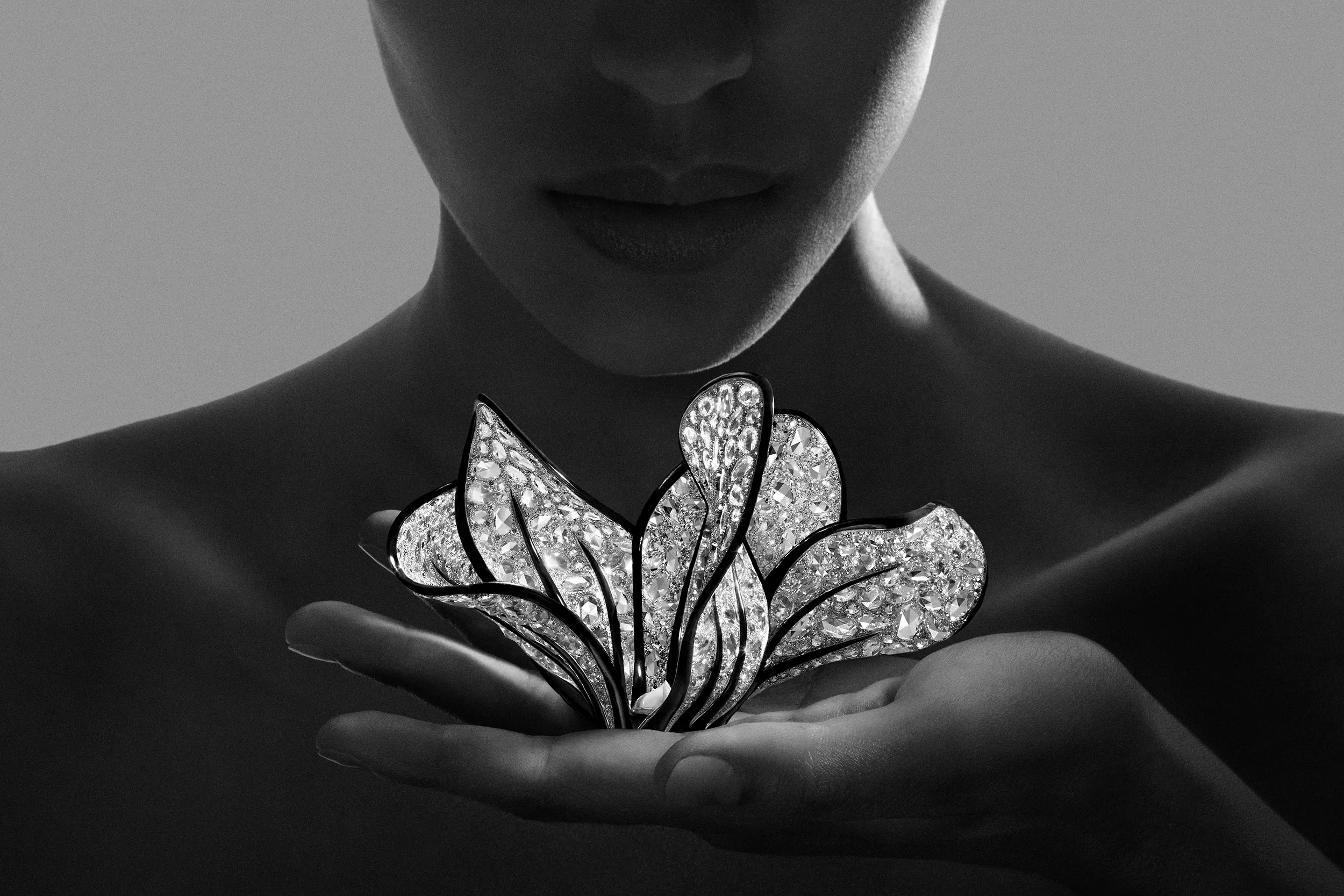 A model wears Boucheron Carte Blanche Impermanence Composition N°4