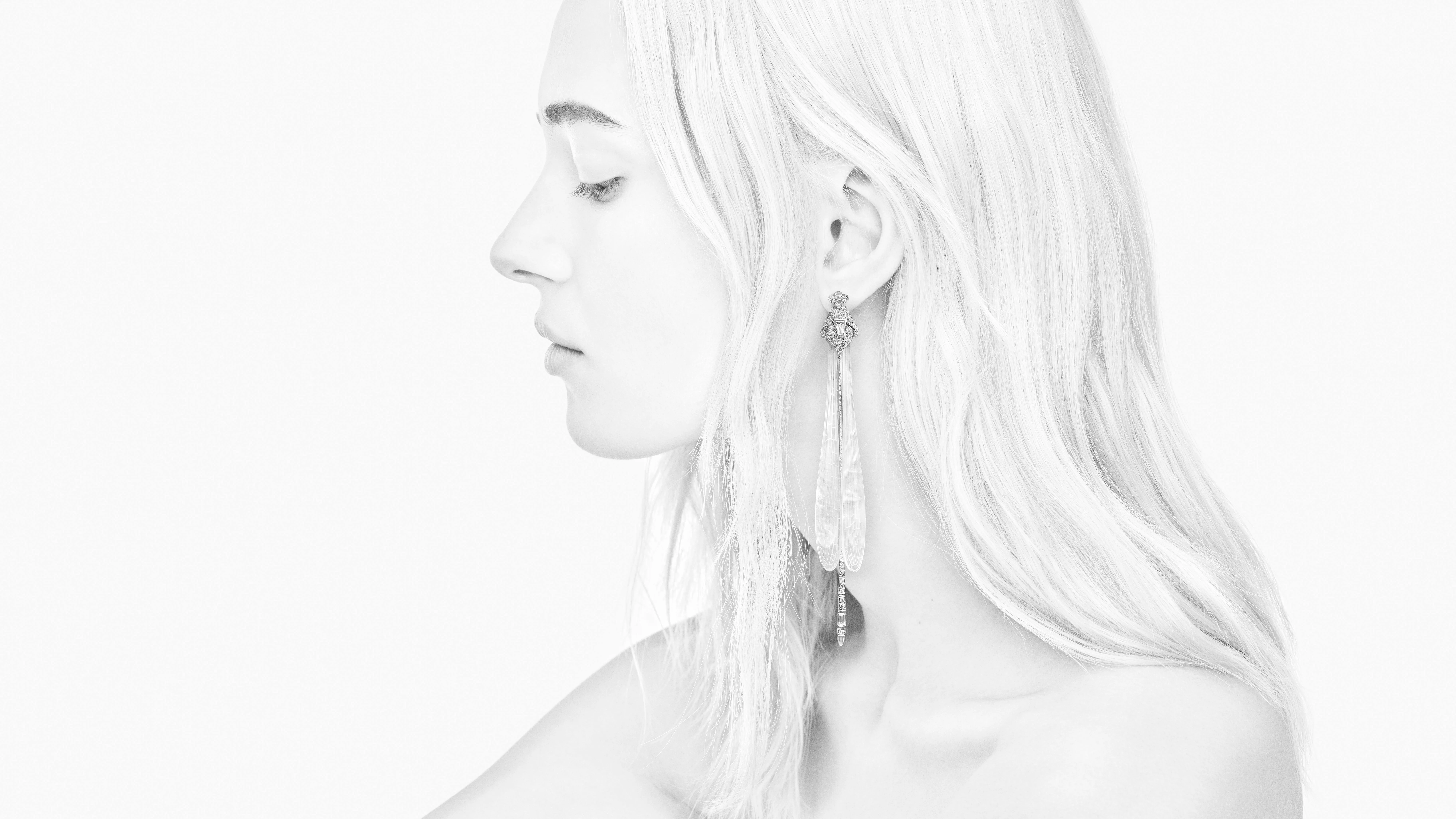 Dragonfly earring from Composition No.6 of the Boucheron Impermanence High Jewellery collection, crafted in sapphire glass, mother of pearl, white gold and diamonds 