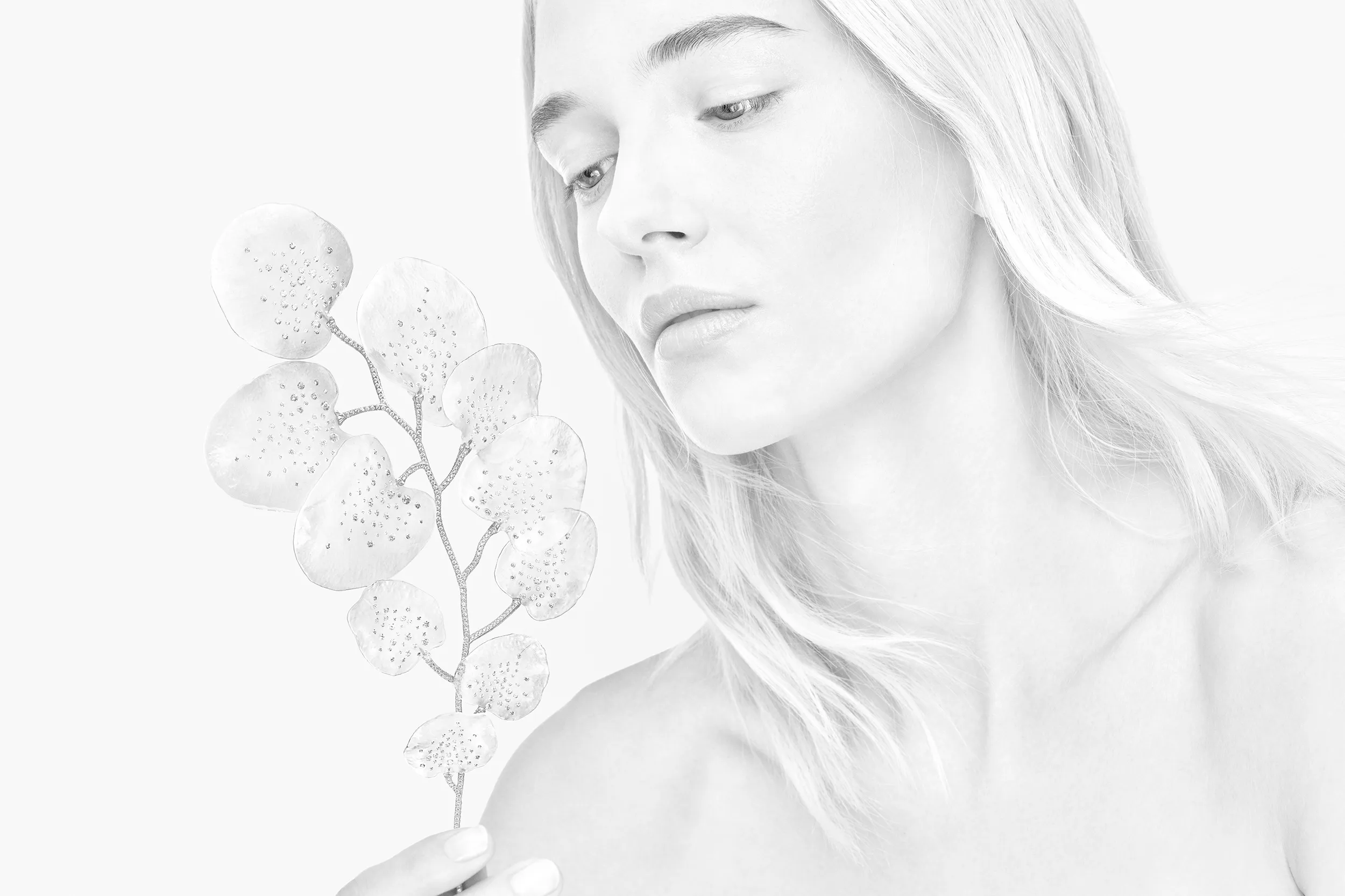 A model wears Boucheron Carte Blanche Impermanence Composition N°6