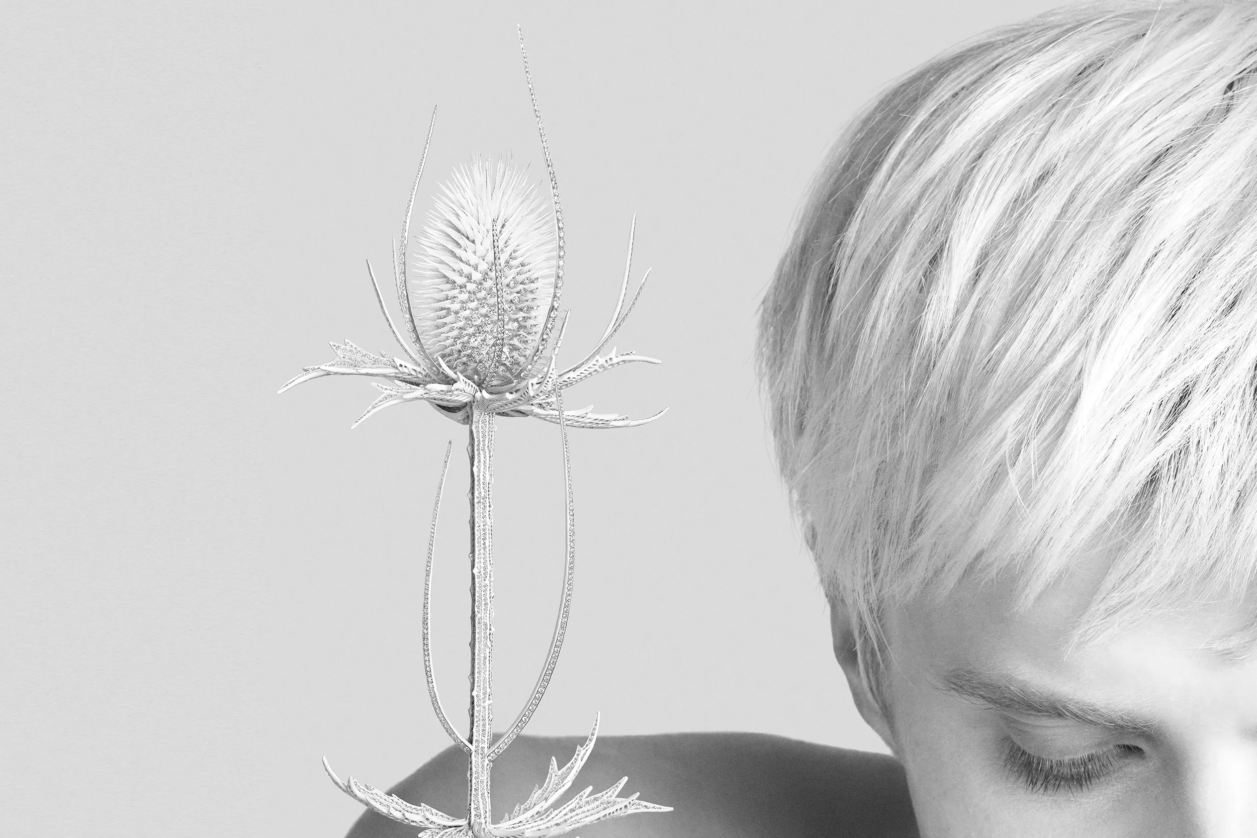 A model wears Boucheron Carte Blanche Impermanence Composition N°5