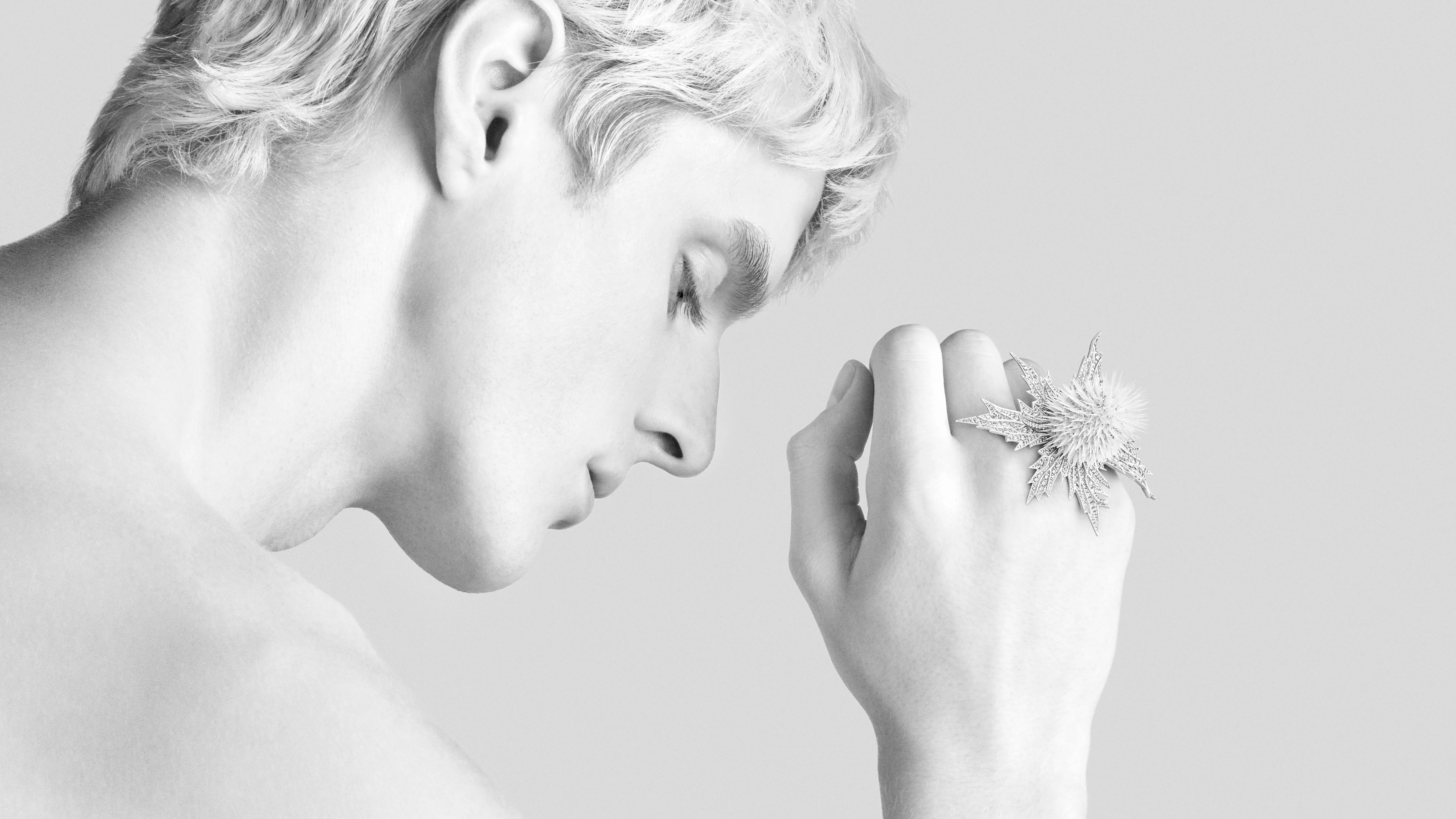 Thistle double finger ring from Composition No.5 of the Boucheron Impermanence High Jewellery collection, crafted in 3D printed plant-based resin, 200 bezel-set diamonds, white gold and white ceramic