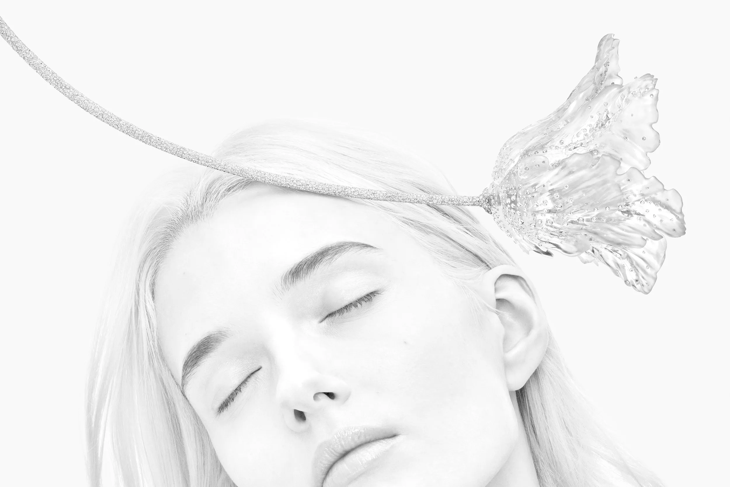 A model wears Boucheron Carte Blanche Impermanence Composition N°6