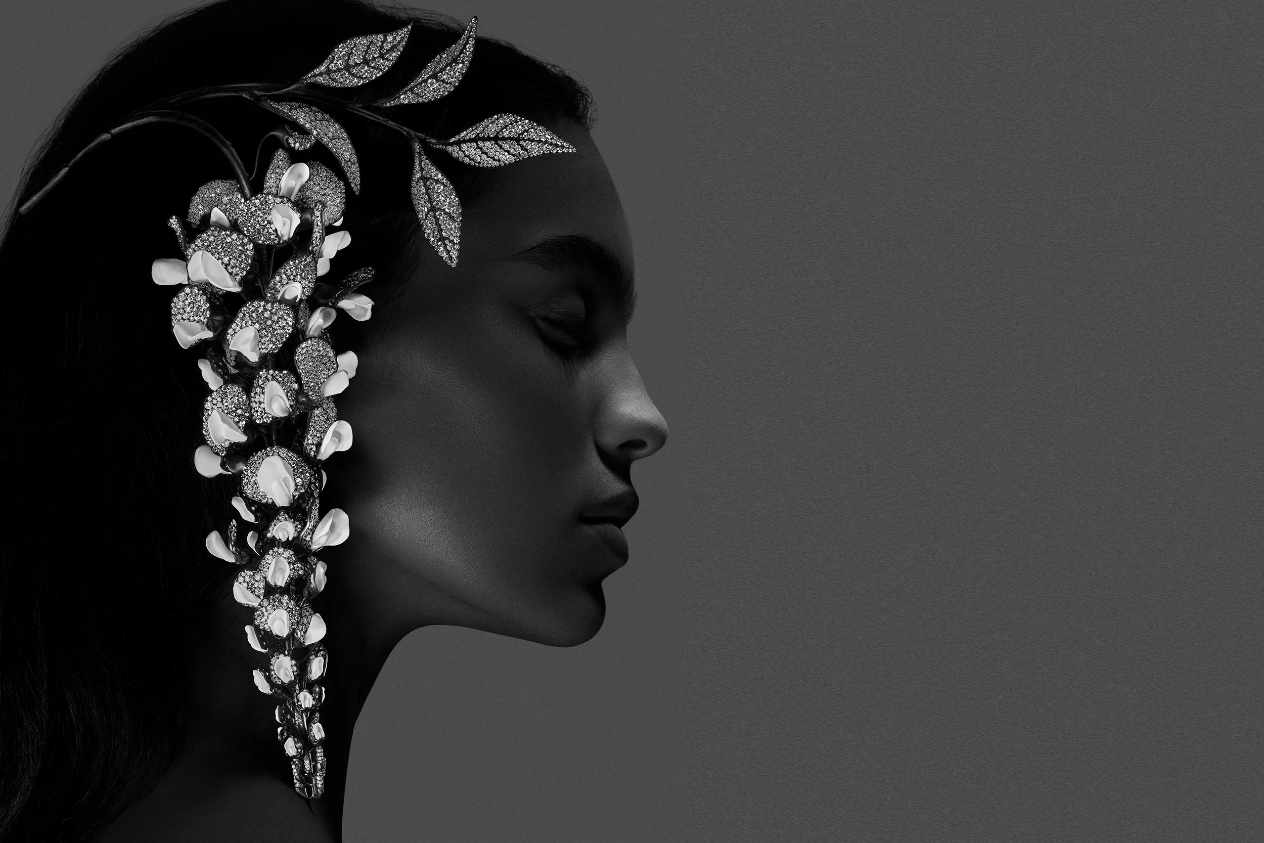 A model wears Boucheron Carte Blanche Impermanence Composition N°3