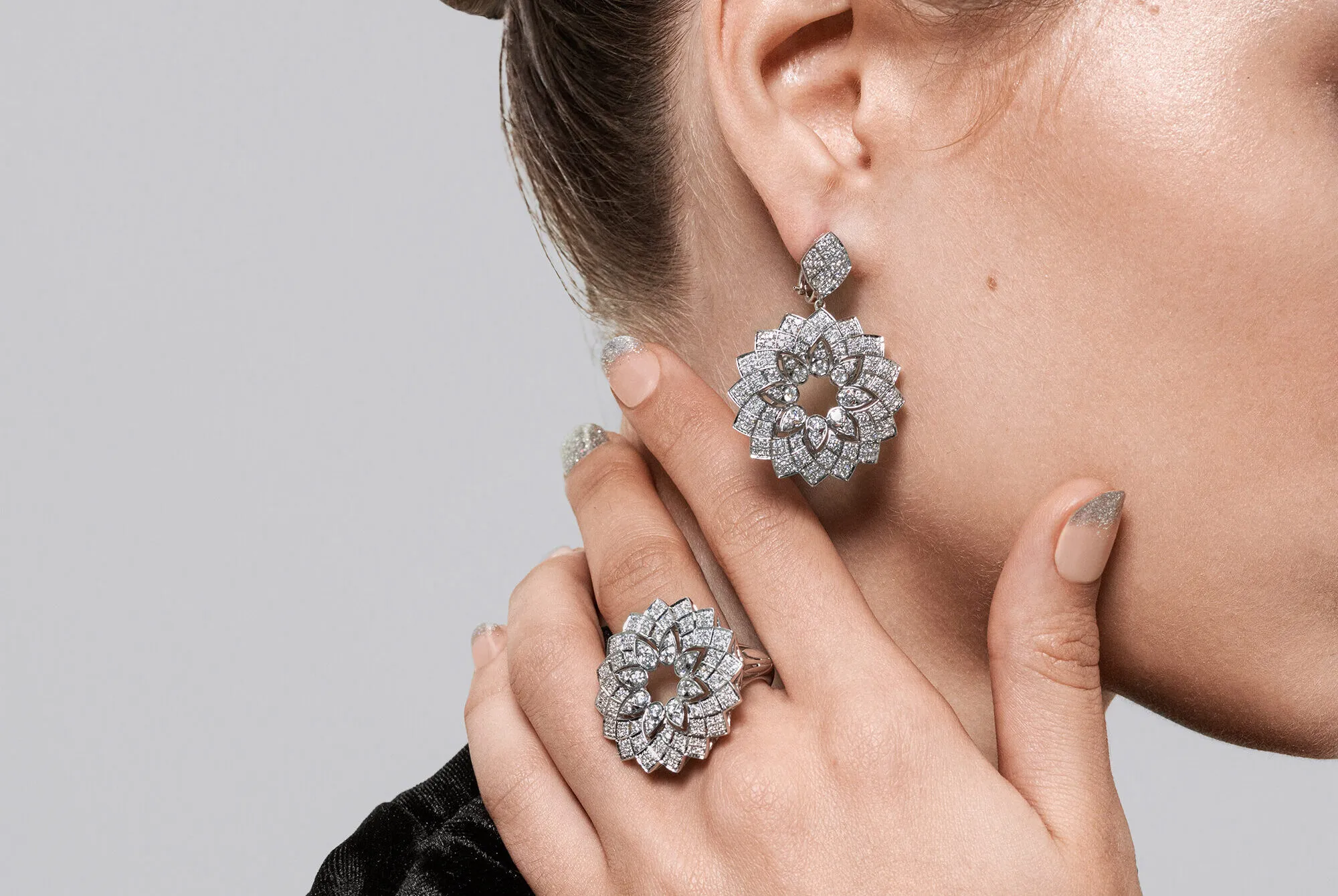 A model wears pieces by Couture Show 2025 debutant BijouQ, including the Classic Geomatrica earrings with 3.27 carats of diamonds and the matching Classic Geomatrica ring with 1.44 carats of diamonds, both in 18k white gold 