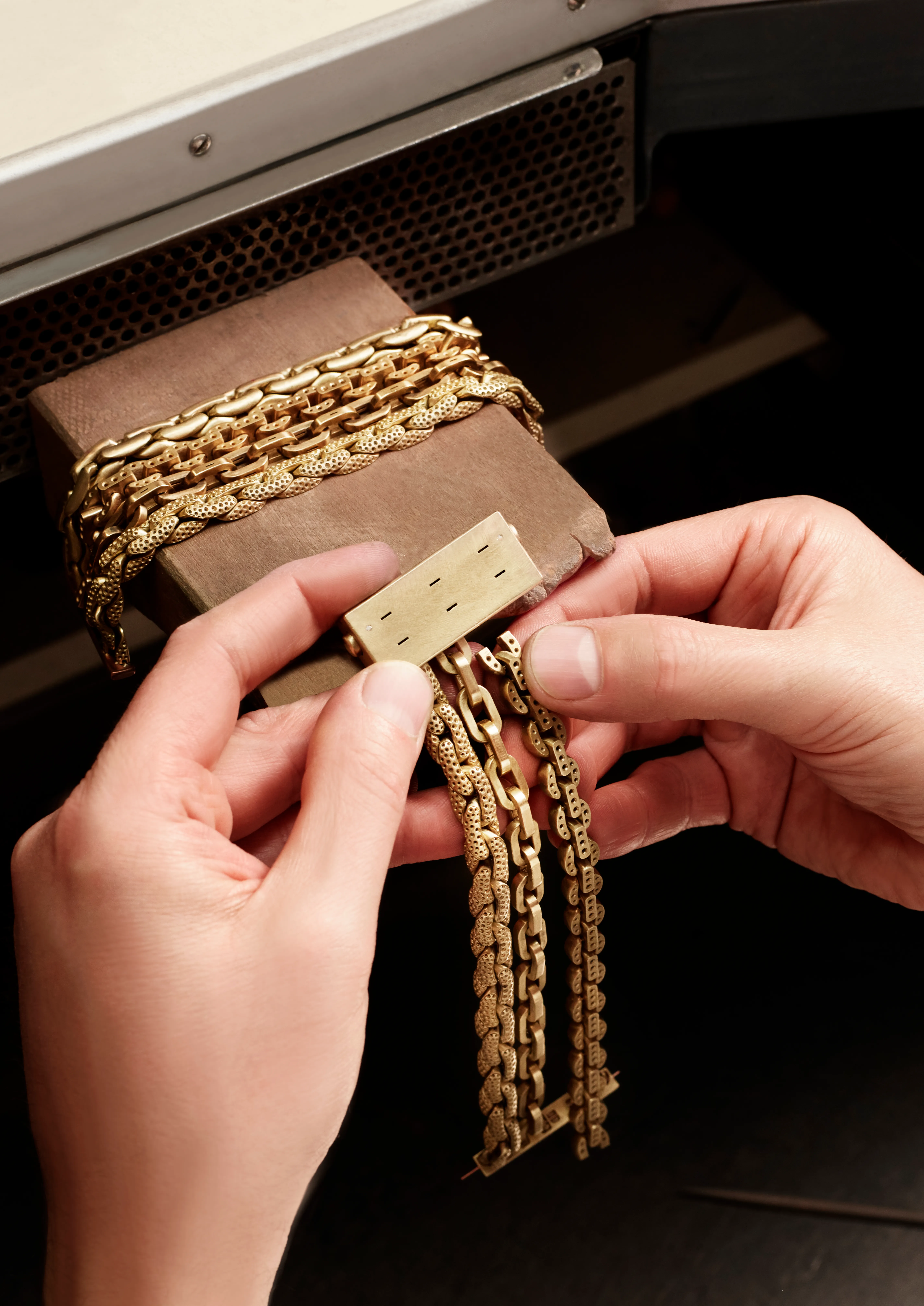 Crafting The Art of Chains bracelet in the Pomellato ‘Collezione 1967’ High Jewellery collection