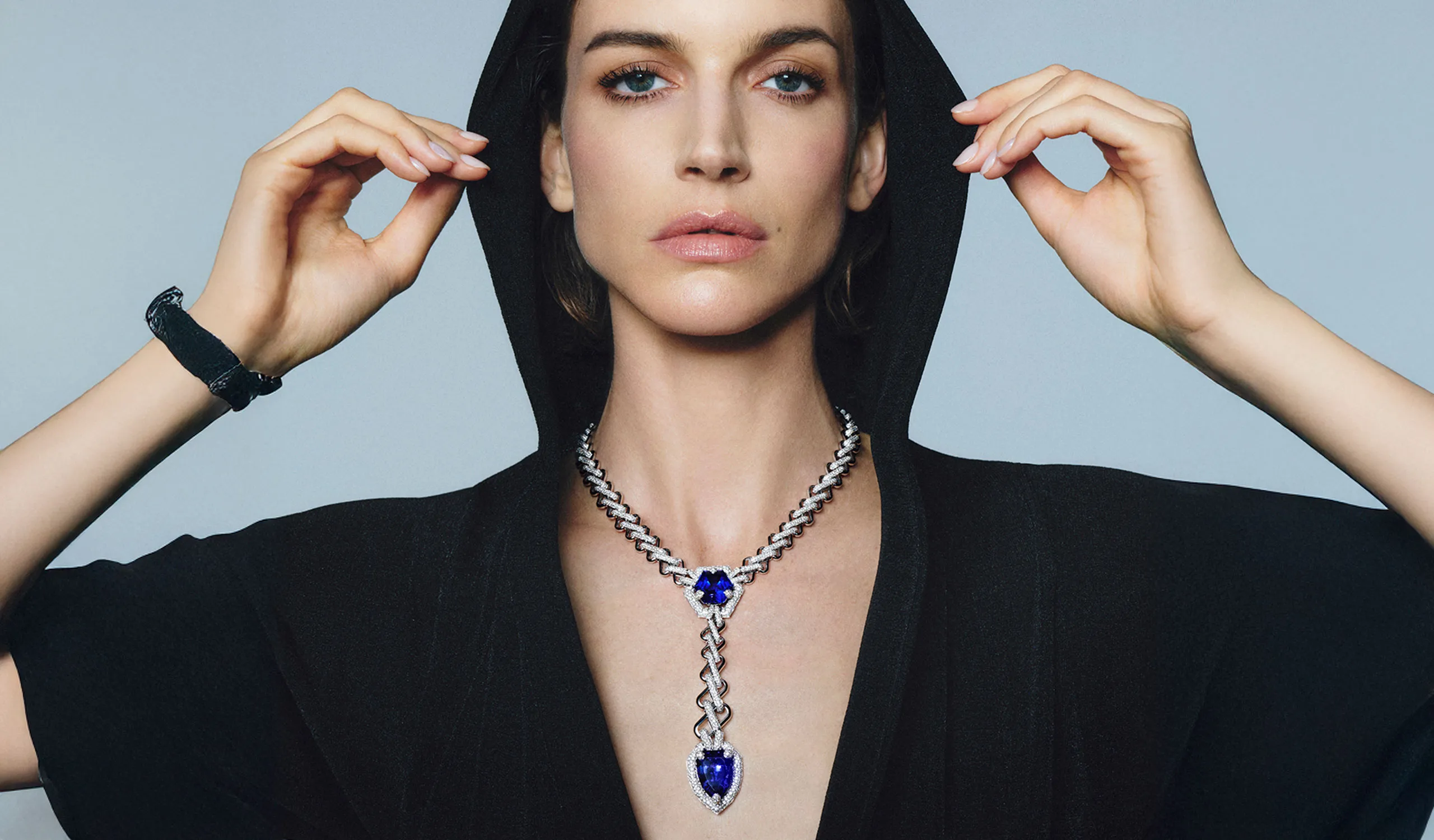 A model wears the Pomellato Zigzag Supreme necklace with tanzanites of 23.78 carats and 19.91 carats, part of the 'Collezione 1967' High Jewellery collection