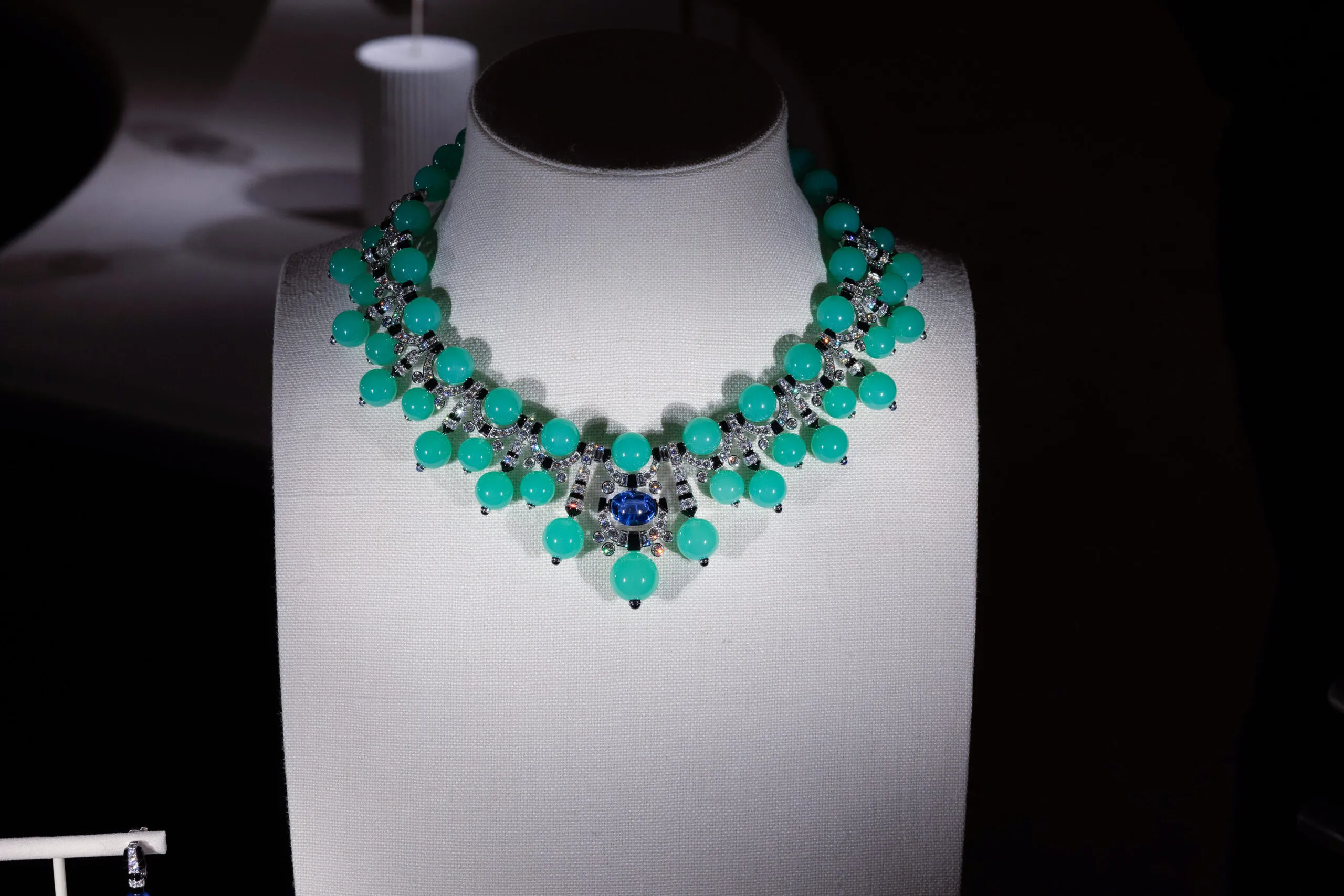 Cartier necklace with a 9.06-carat cabochon-cut sapphire, further cabochon-cut sapphires, chrysoprase beads, onyx, baguette-cut diamonds and brilliant-cut diamonds set in platinum, part of the En Équilibre High Jewellery collection