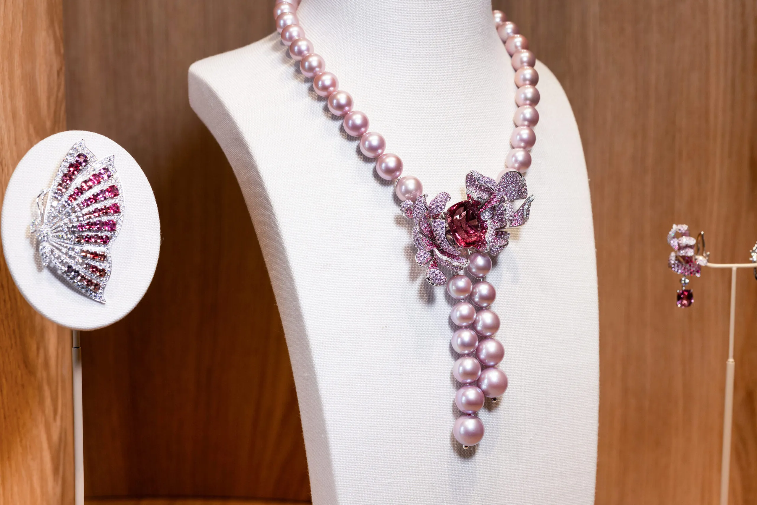 The Sweetshrub high jewellery necklace combines 10mm pink freshwater pearls with pink sapphires, diamonds and a large pink spinel