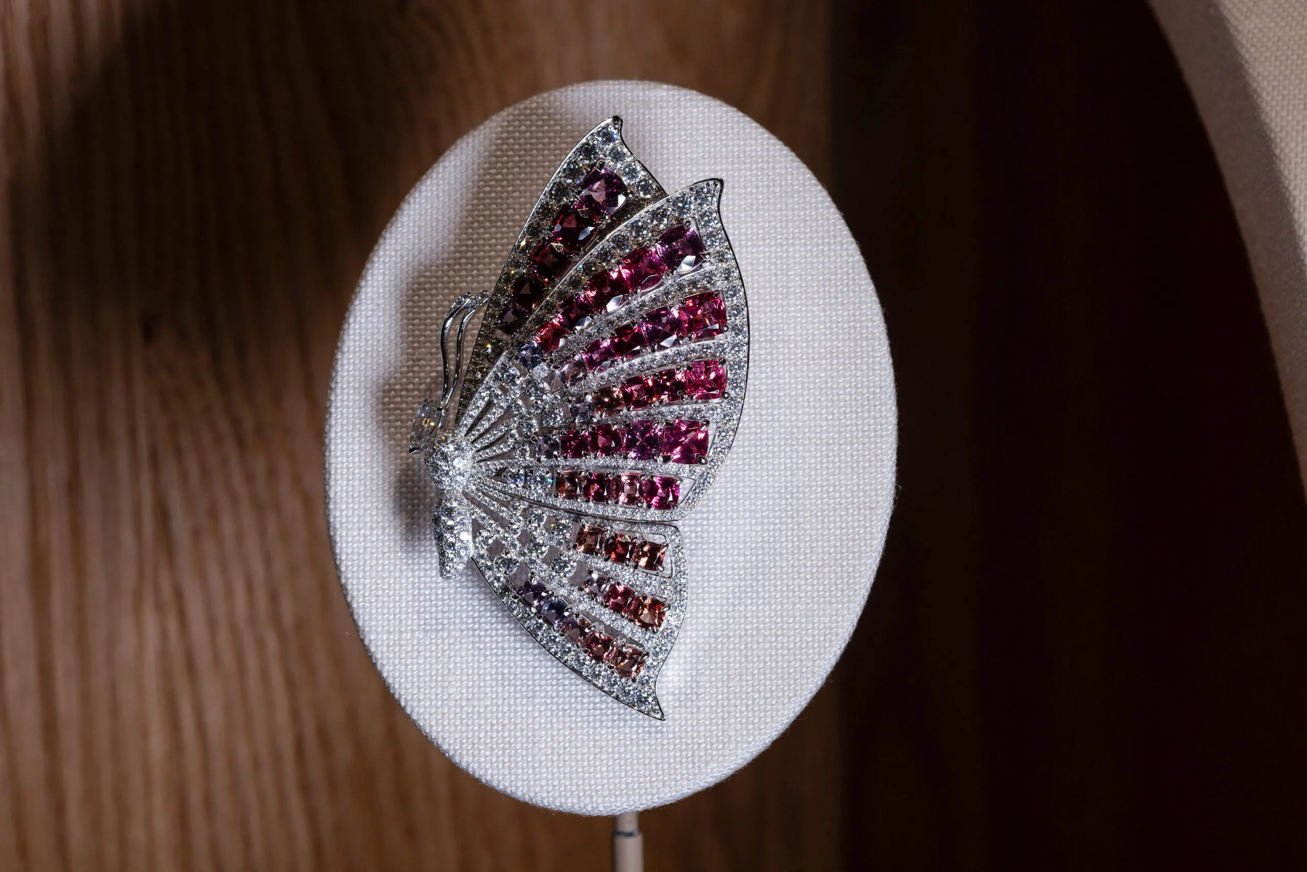 The butterfly also flutters its way into the Sweetshrub parure in the form of two brooches set with diamonds and degradé pink sapphires