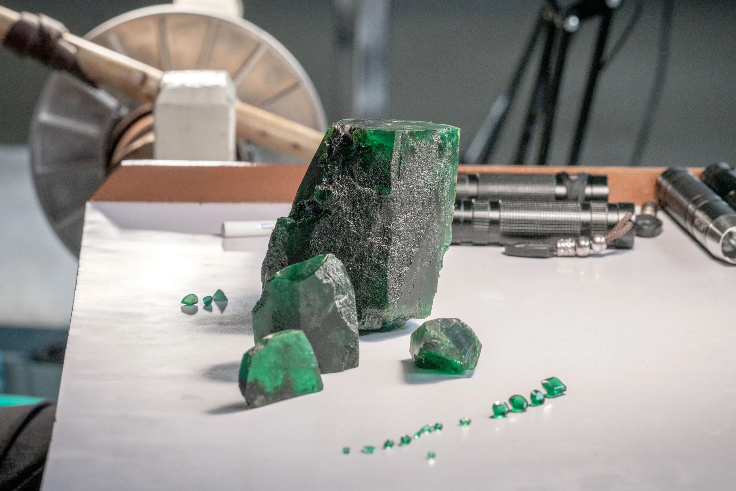 Cutting process of Insofu Emerald from Chopard