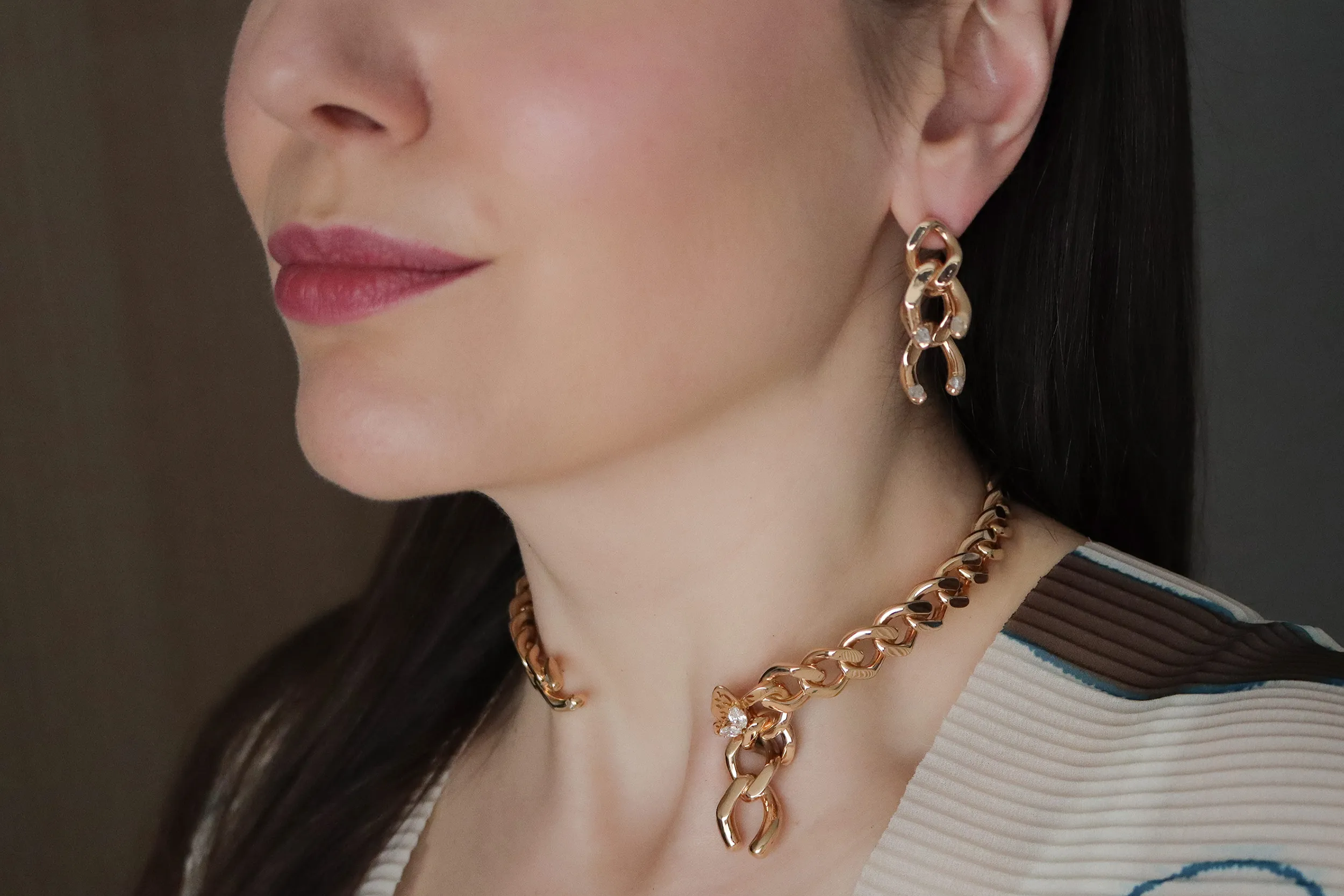 <p>Moody Jewellery Butterfly choker and earrings in 18k yellow gold with diamonds</p>
