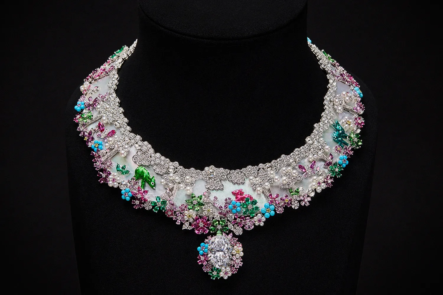 Diorexquis Foret Nacrée High Jewellery necklace with mother of pearl, ‘bouquets’ of precious stones, varnish-painted three-dimensional animals, turquoise, pearls, coloured gemstones and a large oval-shaped diamond drop. Photo credit Piotr Stoklosa