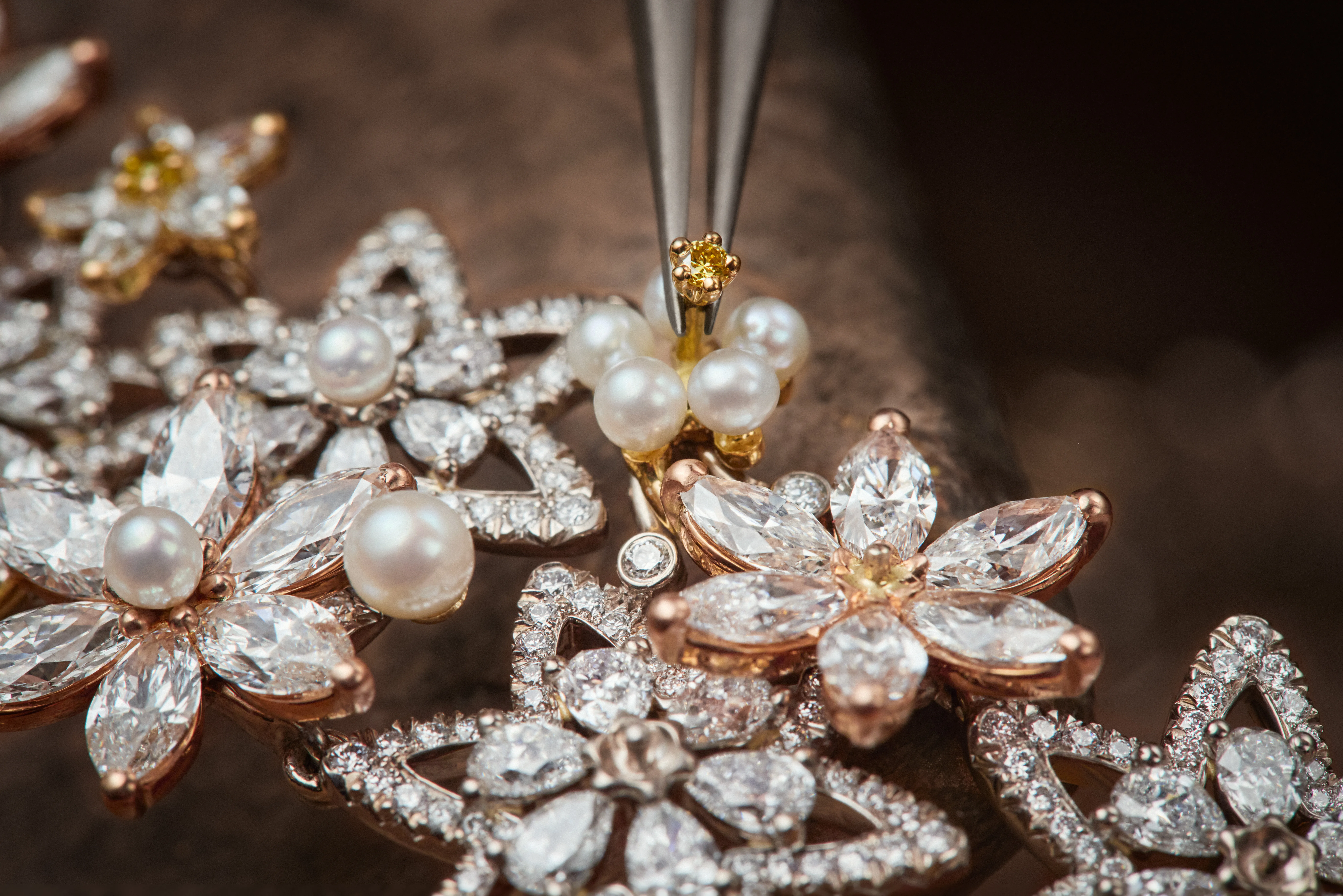 The occasional placement of yellow gems in a signature necklace from the Dior Milly Dentelle High Jewellery collection helps to create a three-dimensional look  