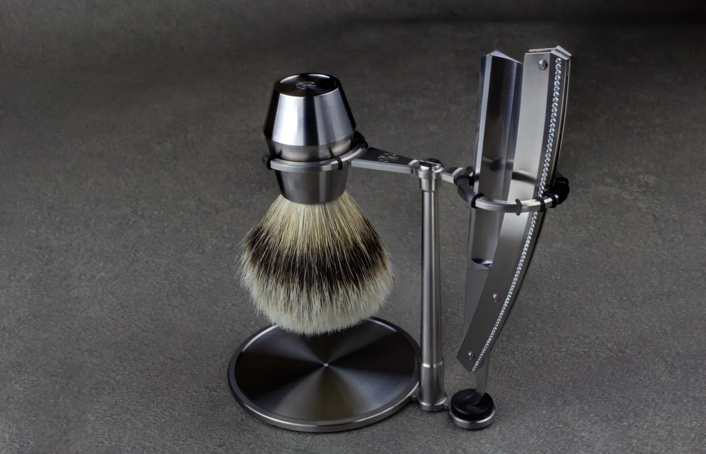 Dovo Straight Edge Diamond Set featuring a straight edge diamond razor, a brush with badger hair and a stand