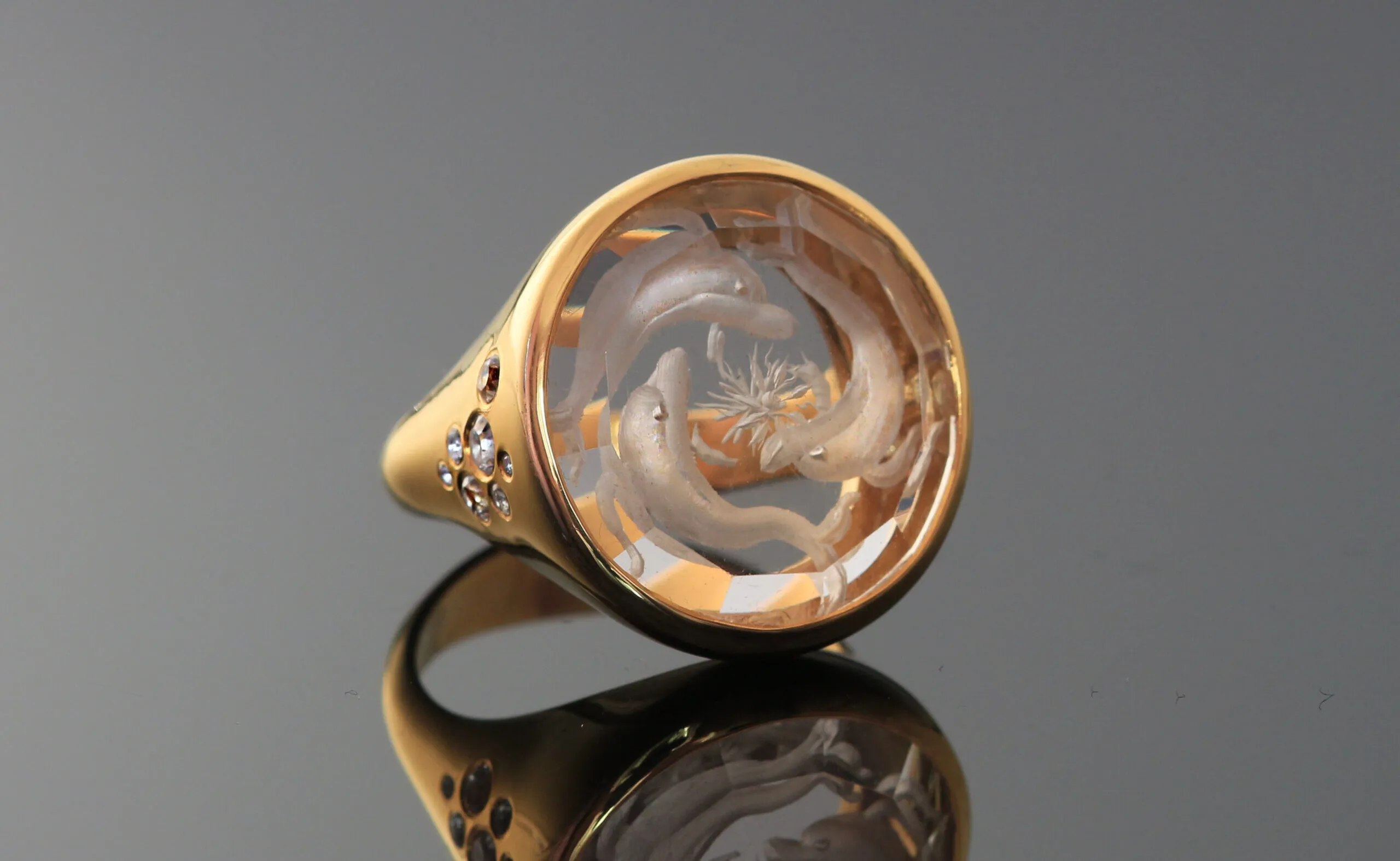 Eros-Psyche dolphin-inspired glyptic ring in 18k yellow gold 