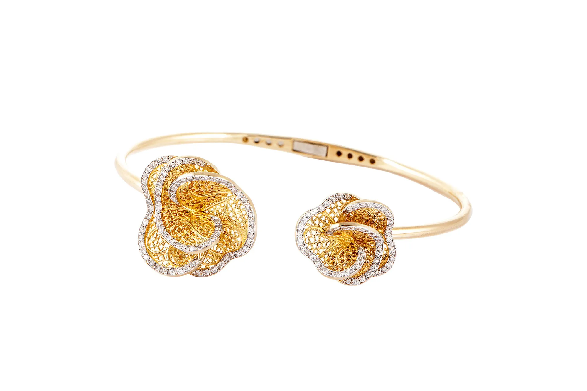 <p>Eleuterio &#8216;Blossom&#8217; bangle in openwork yellow gold and diamonds</p>
