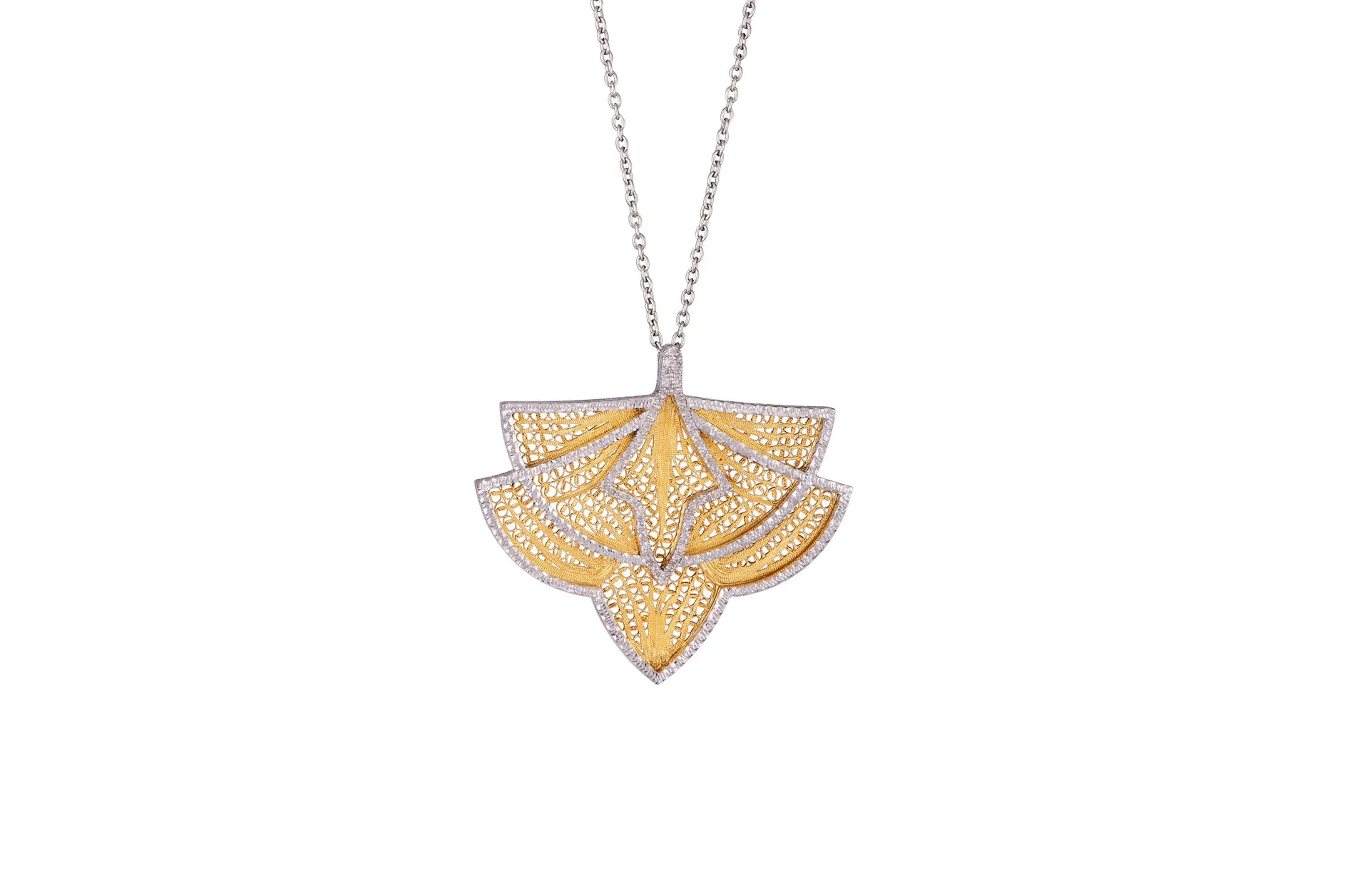 <p>Eleuterio &#8216;Couture&#8217; pendant in openwork yellow gold and diamonds</p>
