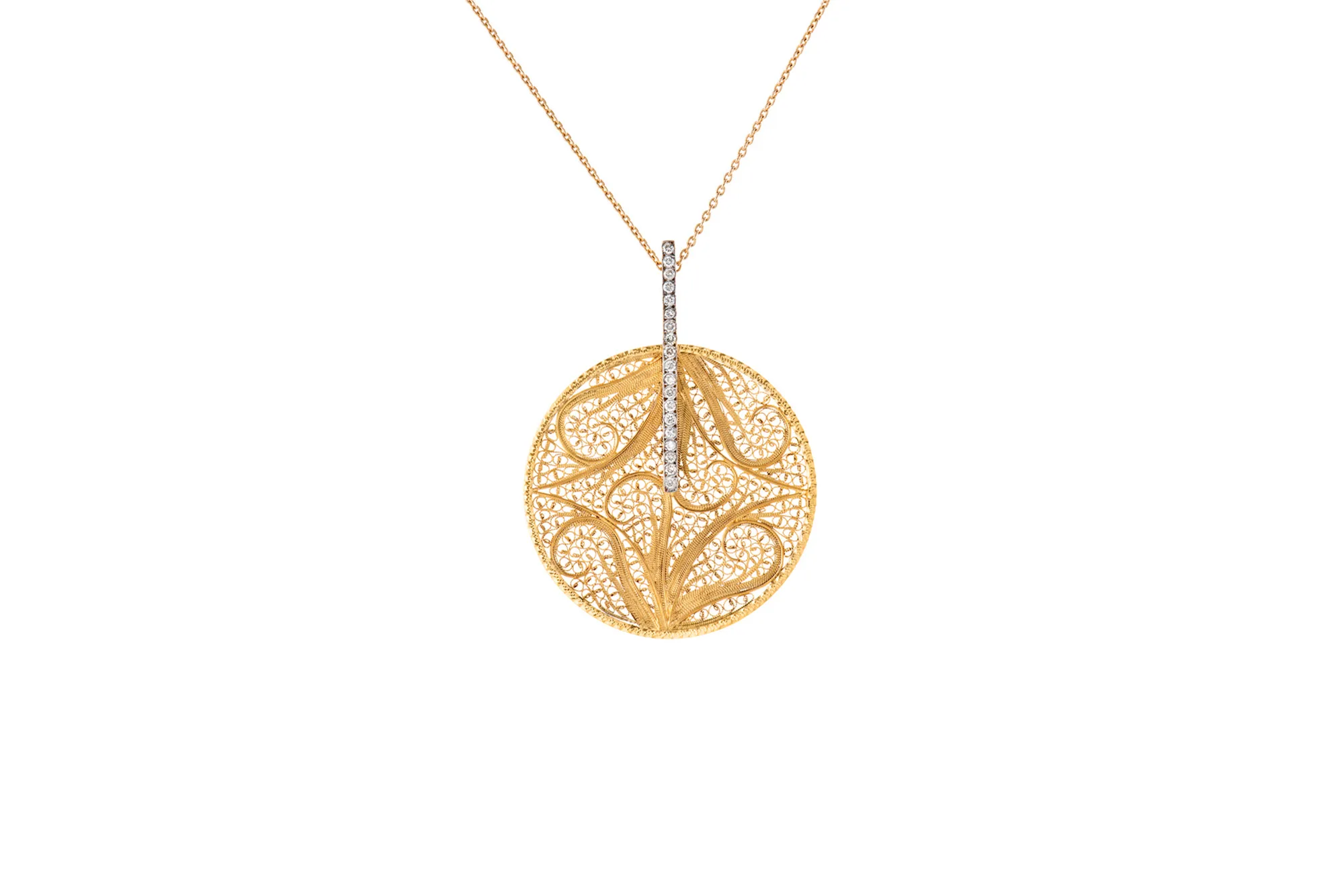 <p>Eleuterio &#8216;Deco Filigree&#8217; pendant in openwork yellow gold and diamonds</p>
