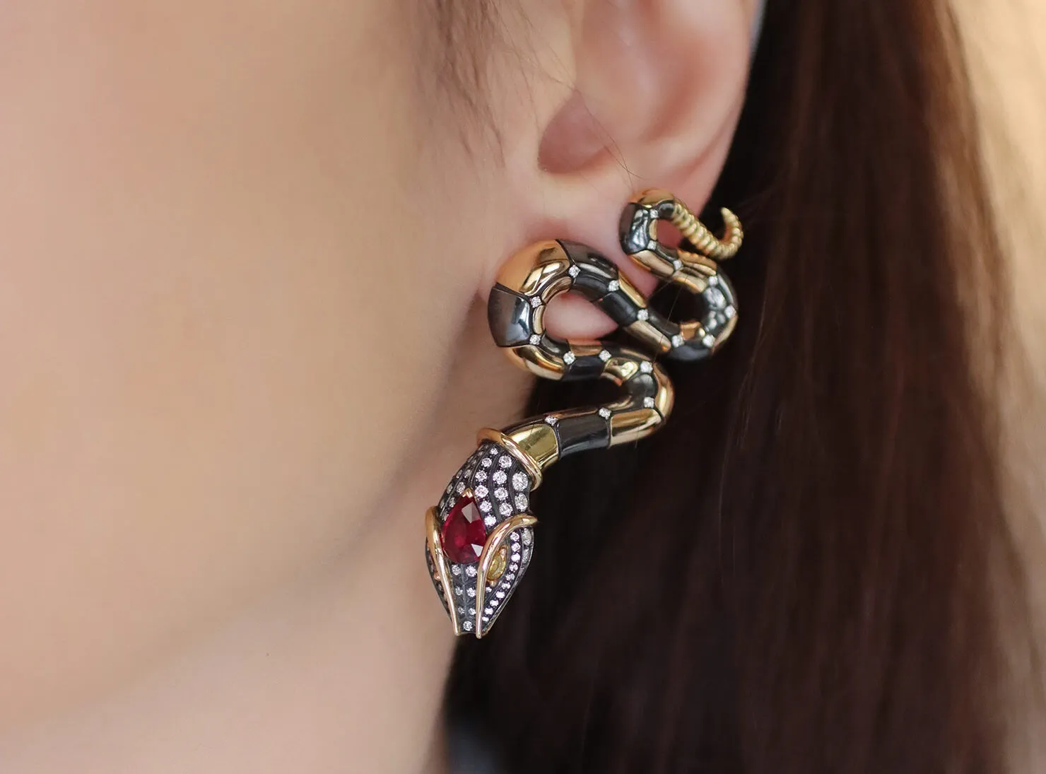 Elie Top Snake earring from the Magica Naturae collection with a a pear-shaped rubellite, yellow sapphire eyes and diamonds in yellow gold and silver