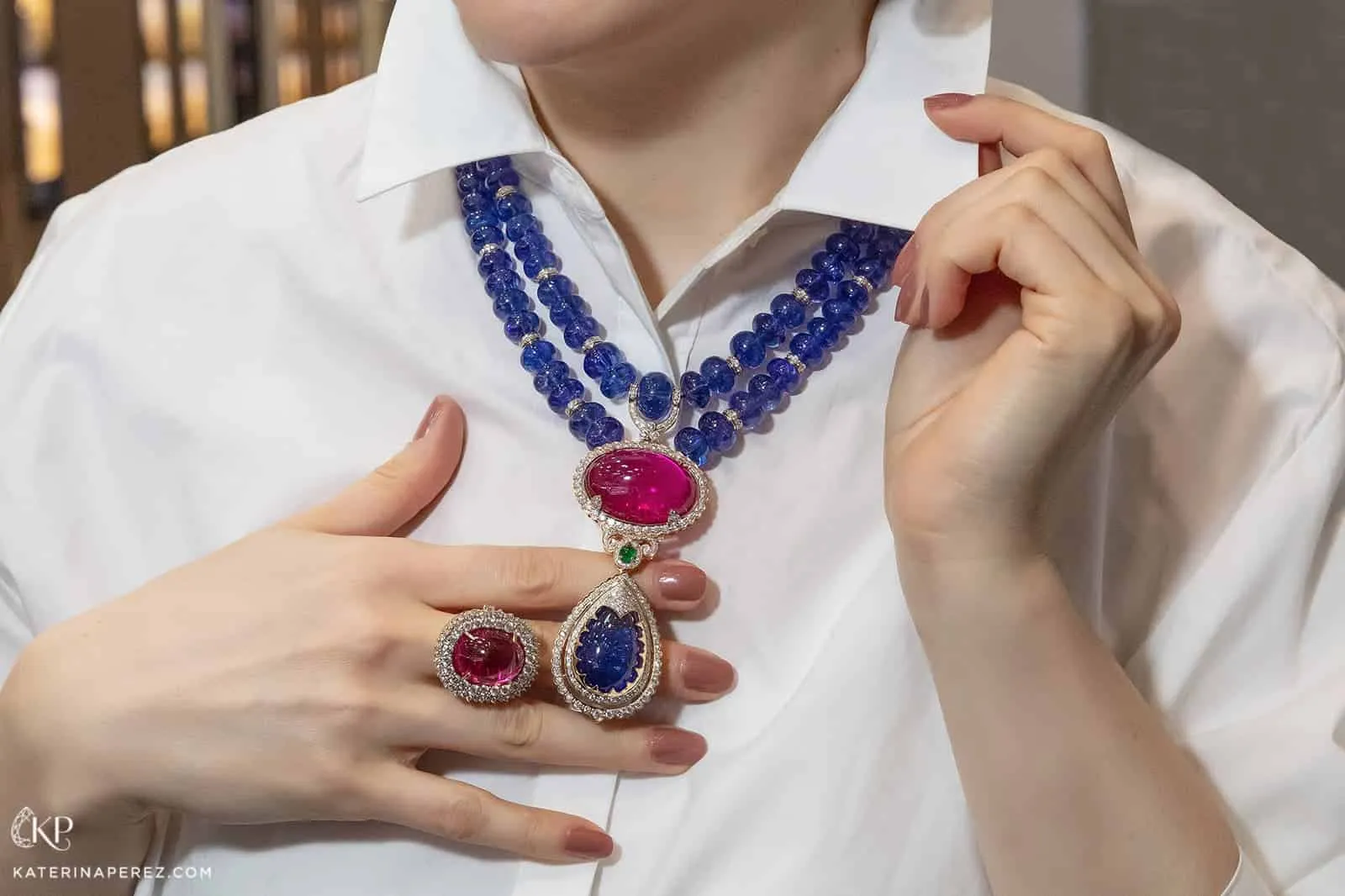  Exquisite Fine Jewellery suite with rubellites, tanzanites, emerald and diamonds in yellow gold