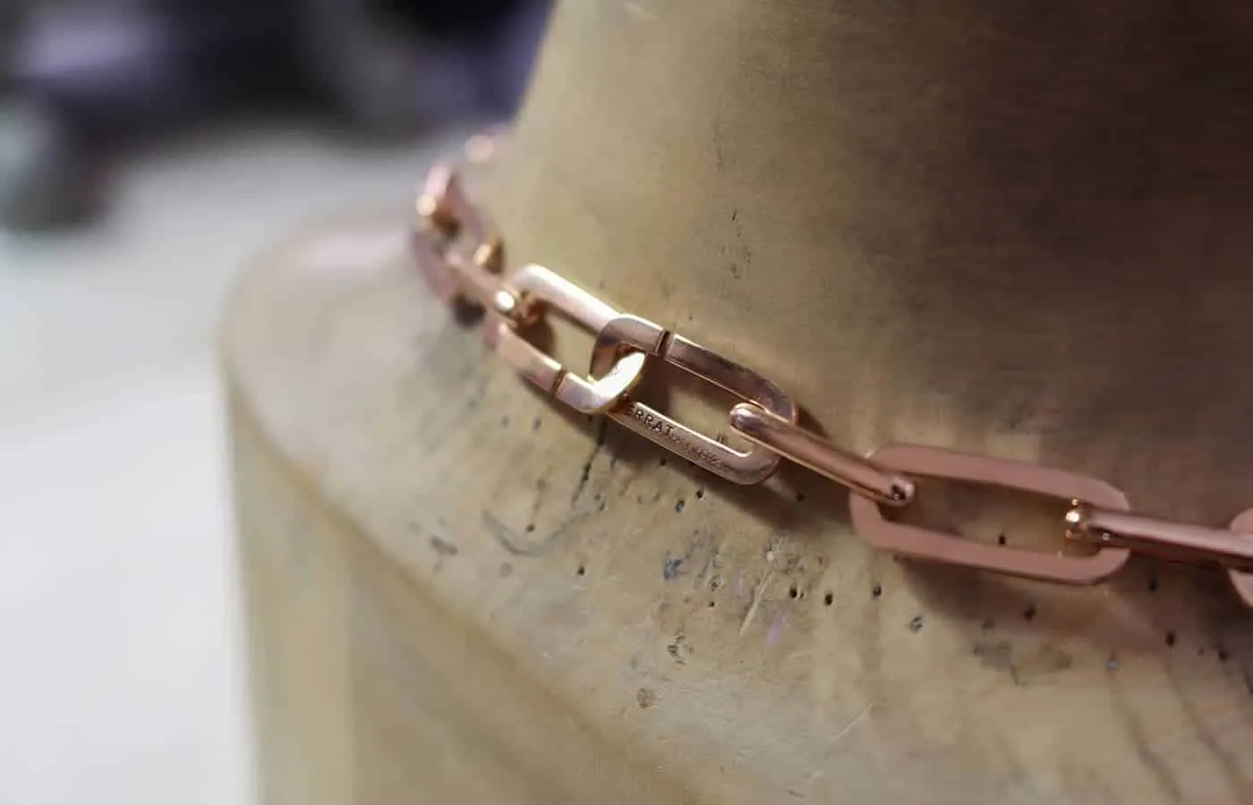 Details on the chain of the Ferrat Paris Persona Internal Ray necklace 